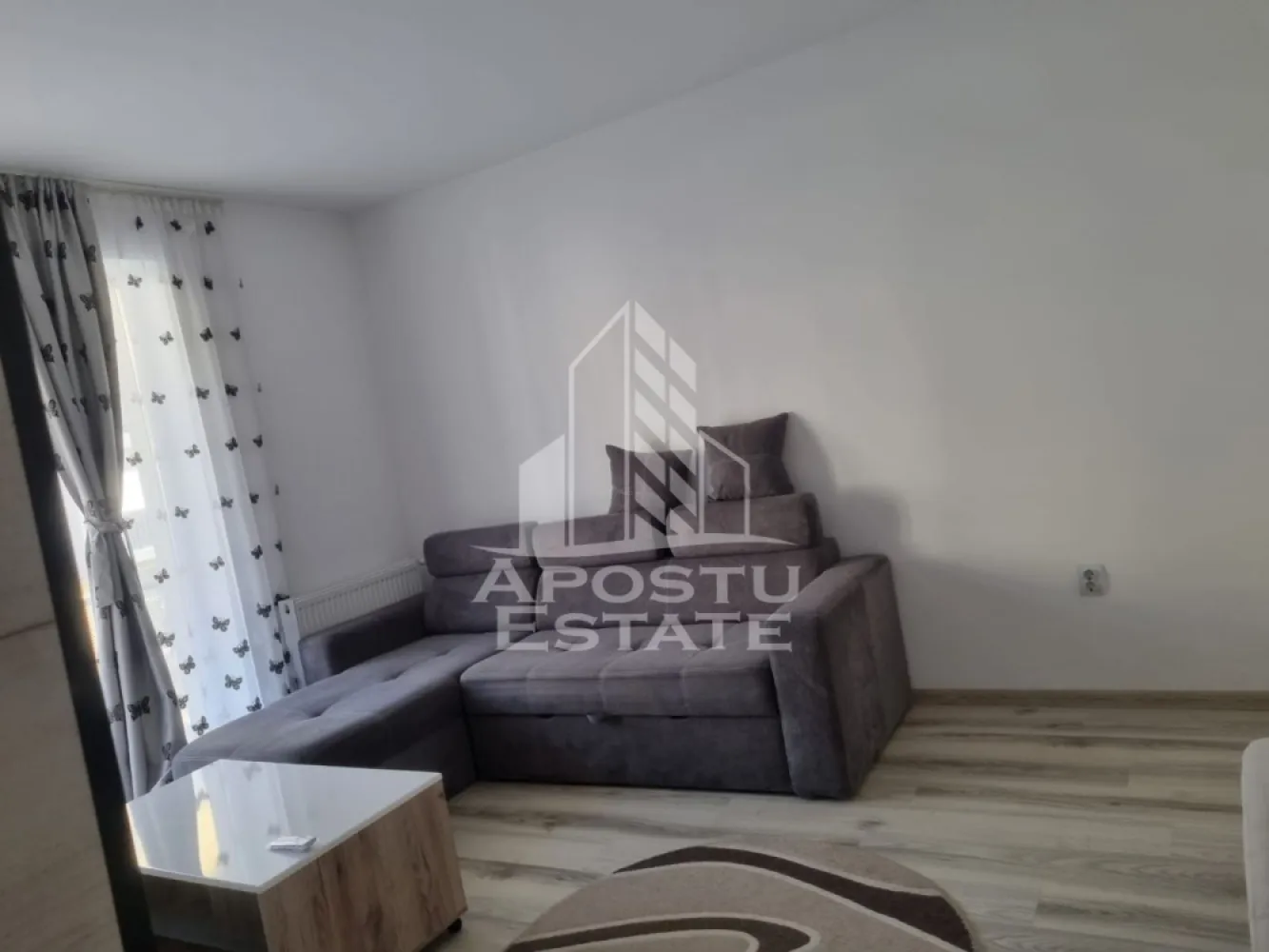 Apartament 1 camera , de inchiriat, Bloc nou , Giroc - APOSTU ESTATE va propune spre inchiriere un apartament luminoas, cu 1 camera, situat intr-o zona linistita si bine conectata din Giroc ideal pentru cupluri sau persoane care doresc un spatiu confortabil.

Suprafata utila: 40 mp
Compartimentare eficienta:
Hol de acces
Bucatarie mobilata si utilata , inchisa 
Dormitor mobilat
Baie principala cu cada

Confort si facilitati:
Incalzire prin centrala proprie
Apartamentul este complet mobilat si utilat de către proprietar 
Loc de parcare inclus in pret
Balcon deschis 

Localizare: Zona Braytim – liniste, acces facil spre oras, in apropiere de magazine, scoli, facultati si mijloace de transport in comun.

Ideal pentru:
Cupluri
Studenti
Familii 
Pret chirie: 300 Euro- usor negociabil 
Garantie: 300 Euro
Programeaza o vizionare!
ID intern: CP2891971