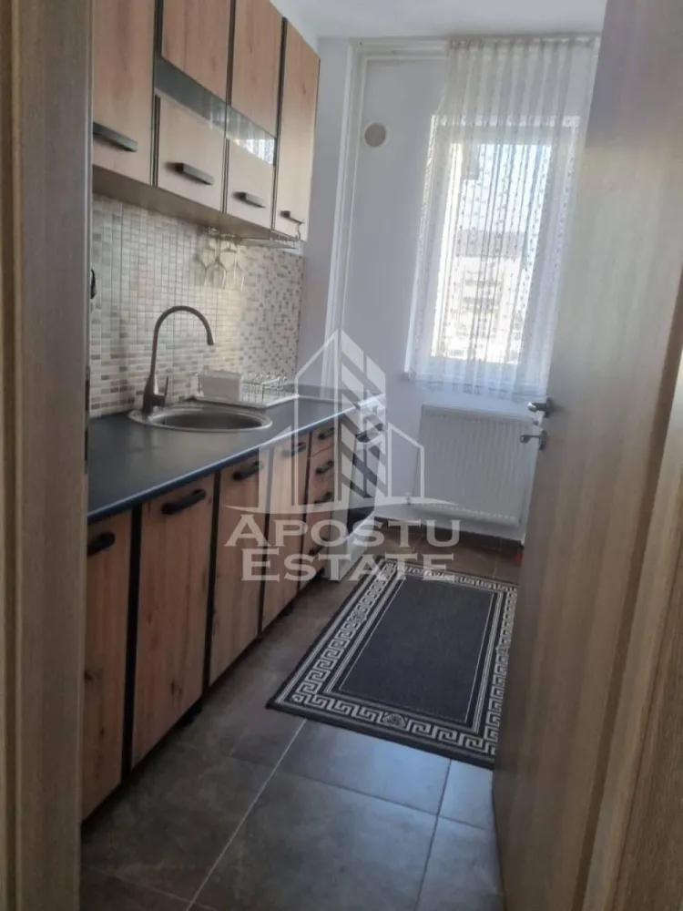 Apartament 1 camera , de inchiriat, Bloc nou , Giroc - APOSTU ESTATE va propune spre inchiriere un apartament luminoas, cu 1 camera, situat intr-o zona linistita si bine conectata din Giroc ideal pentru cupluri sau persoane care doresc un spatiu confortabil.

Suprafata utila: 40 mp
Compartimentare eficienta:
Hol de acces
Bucatarie mobilata si utilata , inchisa 
Dormitor mobilat
Baie principala cu cada

Confort si facilitati:
Incalzire prin centrala proprie
Apartamentul este complet mobilat si utilat de către proprietar 
Loc de parcare inclus in pret
Balcon deschis 

Localizare: Zona Braytim – liniste, acces facil spre oras, in apropiere de magazine, scoli, facultati si mijloace de transport in comun.

Ideal pentru:
Cupluri
Studenti
Familii 
Pret chirie: 300 Euro- usor negociabil 
Garantie: 300 Euro
Programeaza o vizionare!
ID intern: CP2891971