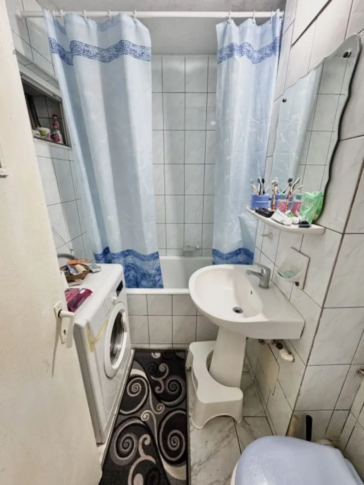 Apartament 3 camere sos. Giurgiului - **Apartament 3 camere decomandat – Șoseaua Giurgiului – 70 mp – Etaj 2/10 De vânzare apartament cu 3 camere, decomandat, situat pe Șoseaua Giurgiului nr. 125, la etajul 2 din 10. Suprafață utilă aproximativ 70 mp. Ideal pentru locuit sau investiție. Locație excelentă, aproape de mijloace de transport, supermarketuri, școli și parc. **Disponibil imediat.** Pentru mai multe detalii sau programarea unei vizionări, nu ezitați să ne contactați.