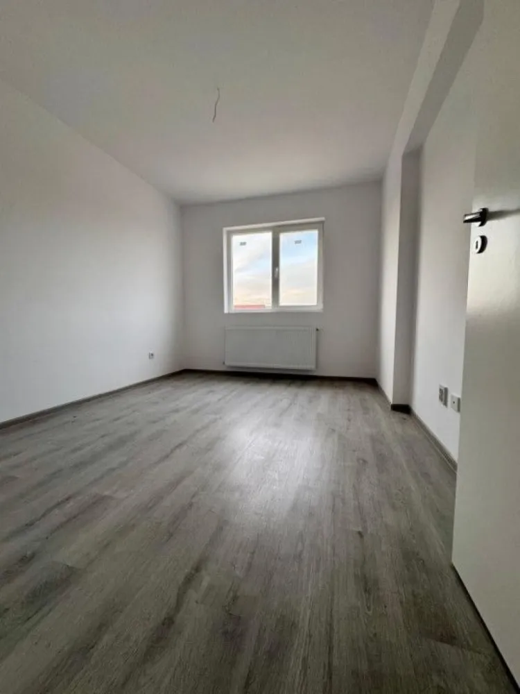 Ap. doua camere zona Militari Residence mutare imediata - TVA INCLUS !! Bine ati venit intr-o oaza de confort și rafinament în inima cartierului Militari Residence! Aceasta proprietate îți oferă o oportunitate unică de a locui într-un spațiu elegant, perfect adaptat pentru nevoile tale. Detalii Cheie: Locație Ideală: Situat în cartierul Militari Residence, acest apartament oferă acces facil la toate facilitățile urbane, incluzând magazine, restaurante, parcuri și centre de învățământ. Design Modern: Cu finisaje de înaltă calitate, acest apartament emană eleganță și confort. Spațiile luminoase și bine iluminate se îmbină perfect pentru a crea un ambient primitor și relaxant. 2 Camere Spațioase: Cu două camere generoase, acest apartament este potrivit pentru cupluri sau familii mici în căutarea unei locuințe confortabile și practică. Balcon Privat: Beneficiază de un balcon privat, unde poți savura o cafea în timp ce te bucuri de aerul proaspăt și de priveliștea încântătoare a cartierului. Facilități Suplimentare: Parcare Asigurată: poti beneficia contra-cost de loc de parcare privat, oferindu-ți comoditate și siguranță pentru mașină. Securitate 24/7: Militari Residence este un cartier sigur, astfel încât să te poți bucura de liniște și pace în fiecare zi. Acces Rapid la Transport Public: Cu acces ușor la mijloacele de transport în comun, te vei bucura de conexiuni rapide către orice destinație din București. Nu rata ocazia de a locui într-un apartament ce oferă combinația perfectă între confort, stil și funcționalitate. Contactează-ne astăzi pentru a programa o vizionare și a începe o nouă etapă a vieții tale într-o locuință de vis!