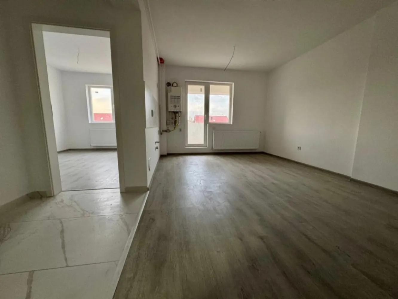 Ap. doua camere zona Militari Residence mutare imediata - TVA INCLUS !! Bine ati venit intr-o oaza de confort și rafinament în inima cartierului Militari Residence! Aceasta proprietate îți oferă o oportunitate unică de a locui într-un spațiu elegant, perfect adaptat pentru nevoile tale. Detalii Cheie: Locație Ideală: Situat în cartierul Militari Residence, acest apartament oferă acces facil la toate facilitățile urbane, incluzând magazine, restaurante, parcuri și centre de învățământ. Design Modern: Cu finisaje de înaltă calitate, acest apartament emană eleganță și confort. Spațiile luminoase și bine iluminate se îmbină perfect pentru a crea un ambient primitor și relaxant. 2 Camere Spațioase: Cu două camere generoase, acest apartament este potrivit pentru cupluri sau familii mici în căutarea unei locuințe confortabile și practică. Balcon Privat: Beneficiază de un balcon privat, unde poți savura o cafea în timp ce te bucuri de aerul proaspăt și de priveliștea încântătoare a cartierului. Facilități Suplimentare: Parcare Asigurată: poti beneficia contra-cost de loc de parcare privat, oferindu-ți comoditate și siguranță pentru mașină. Securitate 24/7: Militari Residence este un cartier sigur, astfel încât să te poți bucura de liniște și pace în fiecare zi. Acces Rapid la Transport Public: Cu acces ușor la mijloacele de transport în comun, te vei bucura de conexiuni rapide către orice destinație din București. Nu rata ocazia de a locui într-un apartament ce oferă combinația perfectă între confort, stil și funcționalitate. Contactează-ne astăzi pentru a programa o vizionare și a începe o nouă etapă a vieții tale într-o locuință de vis!