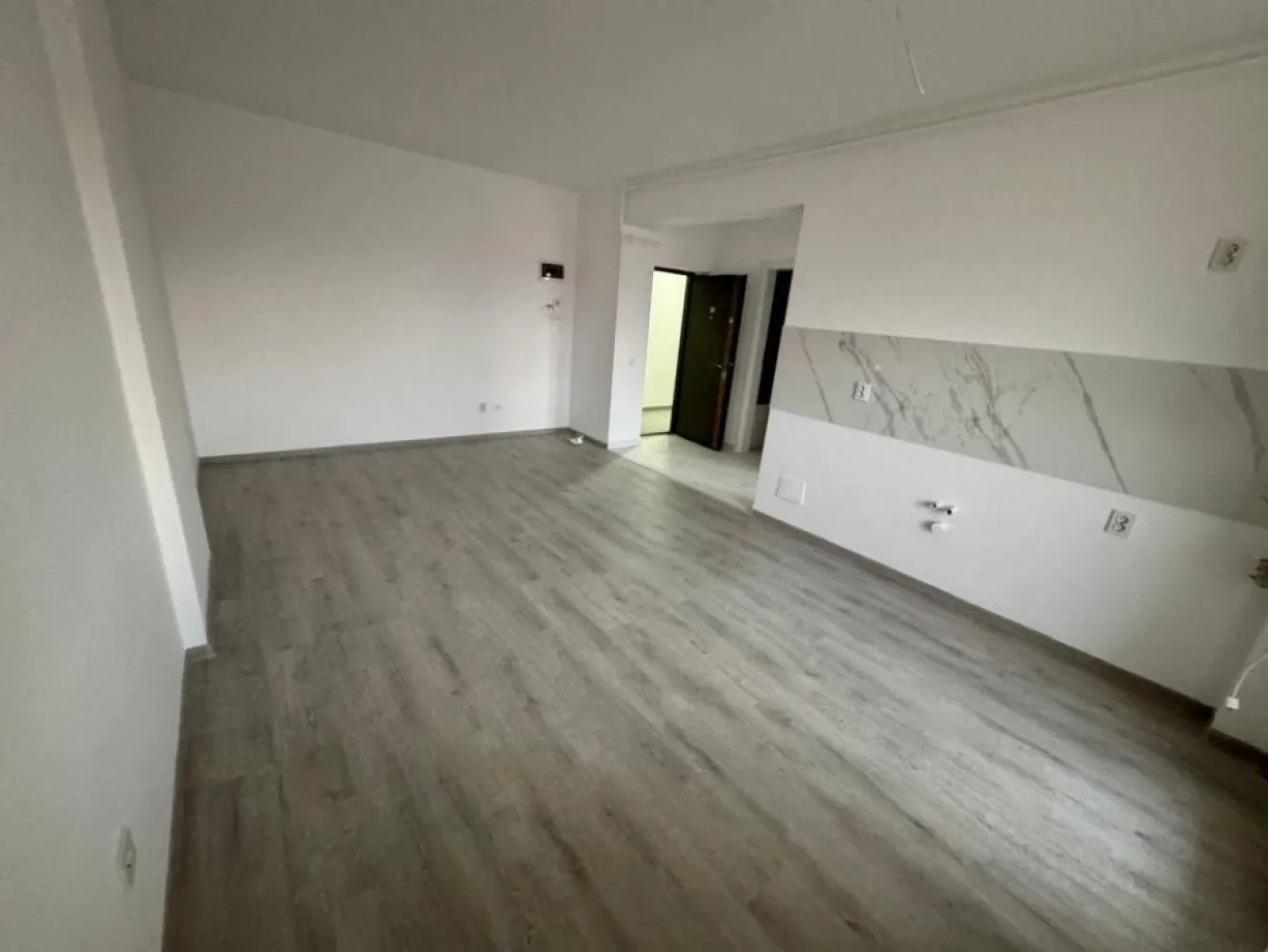 Ap. doua camere zona Militari Residence mutare imediata - TVA INCLUS !! Bine ati venit intr-o oaza de confort și rafinament în inima cartierului Militari Residence! Aceasta proprietate îți oferă o oportunitate unică de a locui într-un spațiu elegant, perfect adaptat pentru nevoile tale. Detalii Cheie: Locație Ideală: Situat în cartierul Militari Residence, acest apartament oferă acces facil la toate facilitățile urbane, incluzând magazine, restaurante, parcuri și centre de învățământ. Design Modern: Cu finisaje de înaltă calitate, acest apartament emană eleganță și confort. Spațiile luminoase și bine iluminate se îmbină perfect pentru a crea un ambient primitor și relaxant. 2 Camere Spațioase: Cu două camere generoase, acest apartament este potrivit pentru cupluri sau familii mici în căutarea unei locuințe confortabile și practică. Balcon Privat: Beneficiază de un balcon privat, unde poți savura o cafea în timp ce te bucuri de aerul proaspăt și de priveliștea încântătoare a cartierului. Facilități Suplimentare: Parcare Asigurată: poti beneficia contra-cost de loc de parcare privat, oferindu-ți comoditate și siguranță pentru mașină. Securitate 24/7: Militari Residence este un cartier sigur, astfel încât să te poți bucura de liniște și pace în fiecare zi. Acces Rapid la Transport Public: Cu acces ușor la mijloacele de transport în comun, te vei bucura de conexiuni rapide către orice destinație din București. Nu rata ocazia de a locui într-un apartament ce oferă combinația perfectă între confort, stil și funcționalitate. Contactează-ne astăzi pentru a programa o vizionare și a începe o nouă etapă a vieții tale într-o locuință de vis!