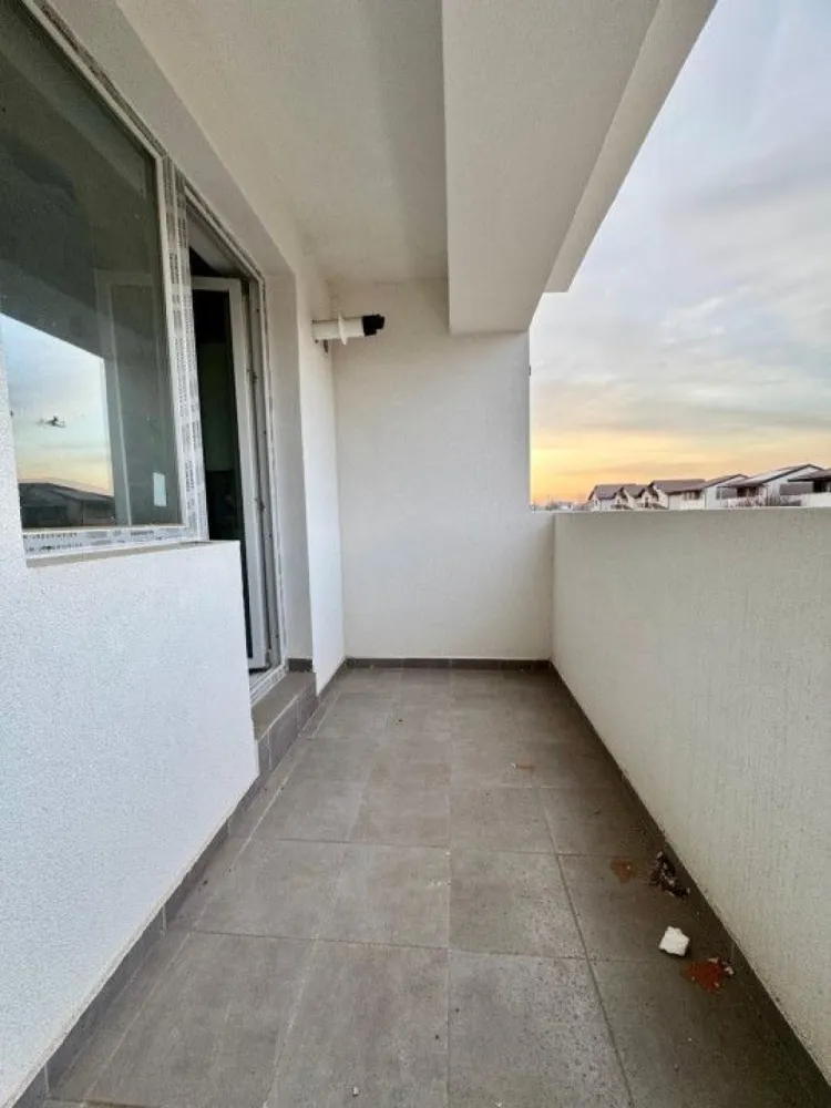 Ap. doua camere zona Militari Residence mutare imediata - TVA INCLUS !! Bine ati venit intr-o oaza de confort și rafinament în inima cartierului Militari Residence! Aceasta proprietate îți oferă o oportunitate unică de a locui într-un spațiu elegant, perfect adaptat pentru nevoile tale. Detalii Cheie: Locație Ideală: Situat în cartierul Militari Residence, acest apartament oferă acces facil la toate facilitățile urbane, incluzând magazine, restaurante, parcuri și centre de învățământ. Design Modern: Cu finisaje de înaltă calitate, acest apartament emană eleganță și confort. Spațiile luminoase și bine iluminate se îmbină perfect pentru a crea un ambient primitor și relaxant. 2 Camere Spațioase: Cu două camere generoase, acest apartament este potrivit pentru cupluri sau familii mici în căutarea unei locuințe confortabile și practică. Balcon Privat: Beneficiază de un balcon privat, unde poți savura o cafea în timp ce te bucuri de aerul proaspăt și de priveliștea încântătoare a cartierului. Facilități Suplimentare: Parcare Asigurată: poti beneficia contra-cost de loc de parcare privat, oferindu-ți comoditate și siguranță pentru mașină. Securitate 24/7: Militari Residence este un cartier sigur, astfel încât să te poți bucura de liniște și pace în fiecare zi. Acces Rapid la Transport Public: Cu acces ușor la mijloacele de transport în comun, te vei bucura de conexiuni rapide către orice destinație din București. Nu rata ocazia de a locui într-un apartament ce oferă combinația perfectă între confort, stil și funcționalitate. Contactează-ne astăzi pentru a programa o vizionare și a începe o nouă etapă a vieții tale într-o locuință de vis!