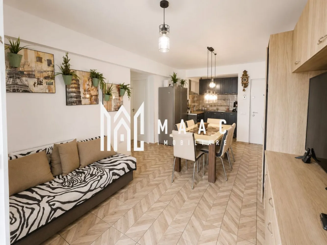Apartament 3 camere | Etaj 1 | 2 bai | 2 Balcoane | Bloc nou - MAAC Imobiliare vă propune spre vânzare un apartament modern cu 3 camere, situat în zona Cartierul Arhitecților – Strada Haralamb Georgescu, într-un imobil construit în anul 2020, cu regim redus de înălțime P+2+M.

Proprietatea este amplasată la etajul 1 și oferă un compartimentaj foarte bine gândit, ideal pentru confortul unei familii sau pentru cei care își doresc spații generoase și funcționale.

Apartamentul este compus din:
living spațios cu bucătărie open-space;
2 dormitoare, dintre care unul matrimonial cu baie proprie;
2 băi – una dotată cu cadă și una cu cabină de duș și geam pentru aerisire naturală;
2 balcoane, ce completează zona de relaxare și oferă lumină naturală suplimentară.

Confortul termic este asigurat prin:
încălzire în pardoseală;
centrală termică proprie.

Apartamentul se predă parțial mobilat și utilat, în funcție de nevoile și preferințele viitorului proprietar.

În plus, proprietatea beneficiază de: 
loc de parcare propriu;
imobil nou, construit în 2020;
regim redus de înălțime și vecinătate liniștită;
compartimentare practică și modernă.

Pentru mai multe detalii și programarea unei vizionări, echipa MAAC Imobiliare vă stă la dispoziție.
ID: CP3168699.