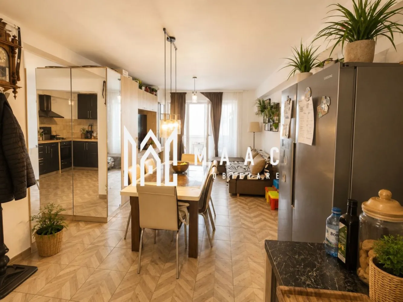 Apartament 3 camere | Etaj 1 | 2 bai | 2 Balcoane | Bloc nou - MAAC Imobiliare vă propune spre vânzare un apartament modern cu 3 camere, situat în zona Cartierul Arhitecților – Strada Haralamb Georgescu, într-un imobil construit în anul 2020, cu regim redus de înălțime P+2+M.

Proprietatea este amplasată la etajul 1 și oferă un compartimentaj foarte bine gândit, ideal pentru confortul unei familii sau pentru cei care își doresc spații generoase și funcționale.

Apartamentul este compus din:
living spațios cu bucătărie open-space;
2 dormitoare, dintre care unul matrimonial cu baie proprie;
2 băi – una dotată cu cadă și una cu cabină de duș și geam pentru aerisire naturală;
2 balcoane, ce completează zona de relaxare și oferă lumină naturală suplimentară.

Confortul termic este asigurat prin:
încălzire în pardoseală;
centrală termică proprie.

Apartamentul se predă parțial mobilat și utilat, în funcție de nevoile și preferințele viitorului proprietar.

În plus, proprietatea beneficiază de: 
loc de parcare propriu;
imobil nou, construit în 2020;
regim redus de înălțime și vecinătate liniștită;
compartimentare practică și modernă.

Pentru mai multe detalii și programarea unei vizionări, echipa MAAC Imobiliare vă stă la dispoziție.
ID: CP3168699.