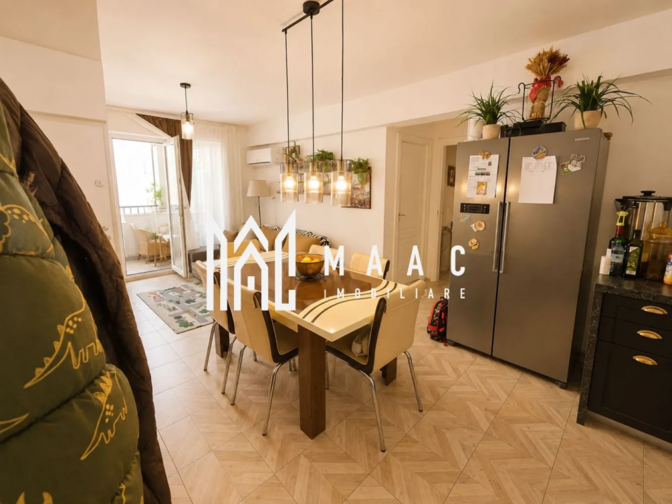 Apartament 3 camere | Etaj 1 | 2 bai | 2 Balcoane | Bloc nou - MAAC Imobiliare vă propune spre vânzare un apartament modern cu 3 camere, situat în zona Cartierul Arhitecților – Strada Haralamb Georgescu, într-un imobil construit în anul 2020, cu regim redus de înălțime P+2+M.

Proprietatea este amplasată la etajul 1 și oferă un compartimentaj foarte bine gândit, ideal pentru confortul unei familii sau pentru cei care își doresc spații generoase și funcționale.

Apartamentul este compus din:
living spațios cu bucătărie open-space;
2 dormitoare, dintre care unul matrimonial cu baie proprie;
2 băi – una dotată cu cadă și una cu cabină de duș și geam pentru aerisire naturală;
2 balcoane, ce completează zona de relaxare și oferă lumină naturală suplimentară.

Confortul termic este asigurat prin:
încălzire în pardoseală;
centrală termică proprie.

Apartamentul se predă parțial mobilat și utilat, în funcție de nevoile și preferințele viitorului proprietar.

În plus, proprietatea beneficiază de: 
loc de parcare propriu;
imobil nou, construit în 2020;
regim redus de înălțime și vecinătate liniștită;
compartimentare practică și modernă.

Pentru mai multe detalii și programarea unei vizionări, echipa MAAC Imobiliare vă stă la dispoziție.
ID: CP3168699.