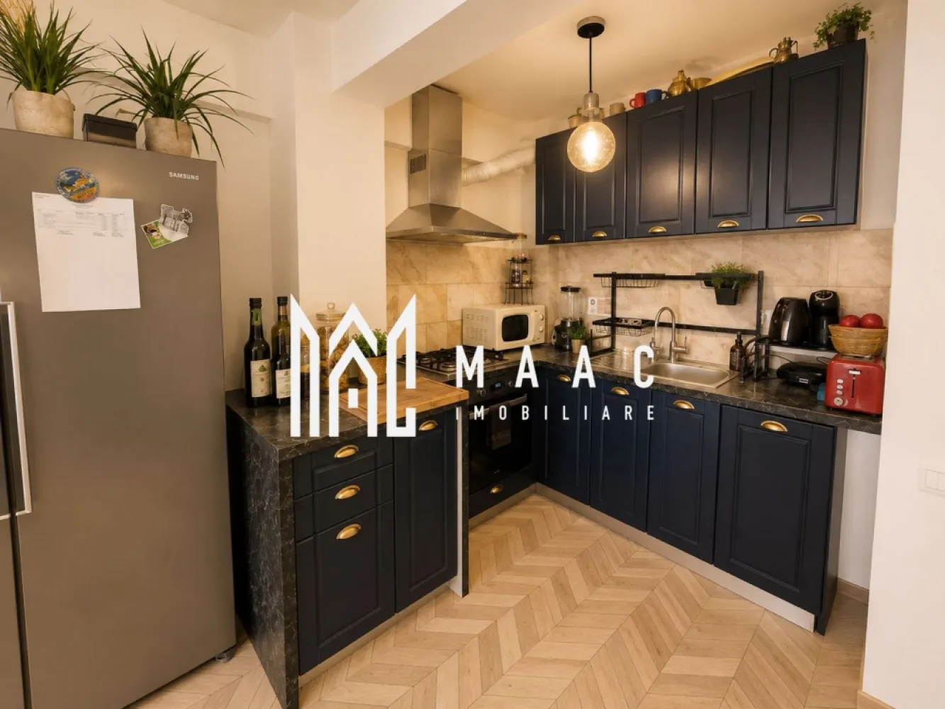 Apartament 3 camere | Etaj 1 | 2 bai | 2 Balcoane | Bloc nou - MAAC Imobiliare vă propune spre vânzare un apartament modern cu 3 camere, situat în zona Cartierul Arhitecților – Strada Haralamb Georgescu, într-un imobil construit în anul 2020, cu regim redus de înălțime P+2+M.

Proprietatea este amplasată la etajul 1 și oferă un compartimentaj foarte bine gândit, ideal pentru confortul unei familii sau pentru cei care își doresc spații generoase și funcționale.

Apartamentul este compus din:
living spațios cu bucătărie open-space;
2 dormitoare, dintre care unul matrimonial cu baie proprie;
2 băi – una dotată cu cadă și una cu cabină de duș și geam pentru aerisire naturală;
2 balcoane, ce completează zona de relaxare și oferă lumină naturală suplimentară.

Confortul termic este asigurat prin:
încălzire în pardoseală;
centrală termică proprie.

Apartamentul se predă parțial mobilat și utilat, în funcție de nevoile și preferințele viitorului proprietar.

În plus, proprietatea beneficiază de: 
loc de parcare propriu;
imobil nou, construit în 2020;
regim redus de înălțime și vecinătate liniștită;
compartimentare practică și modernă.

Pentru mai multe detalii și programarea unei vizionări, echipa MAAC Imobiliare vă stă la dispoziție.
ID: CP3168699.