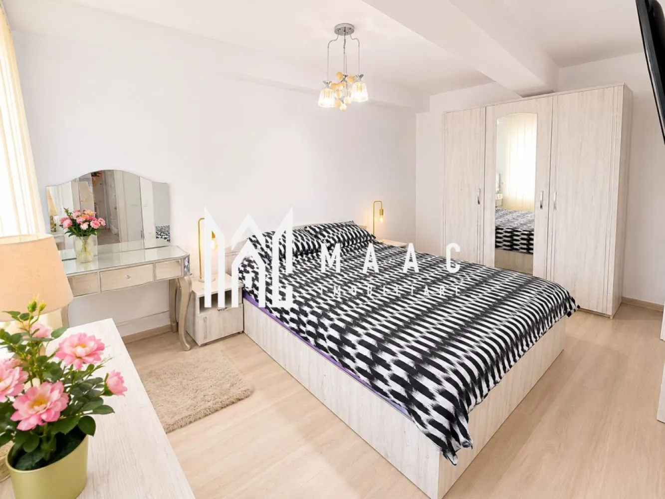 Apartament 3 camere | Etaj 1 | 2 bai | 2 Balcoane | Bloc nou - MAAC Imobiliare vă propune spre vânzare un apartament modern cu 3 camere, situat în zona Cartierul Arhitecților – Strada Haralamb Georgescu, într-un imobil construit în anul 2020, cu regim redus de înălțime P+2+M.

Proprietatea este amplasată la etajul 1 și oferă un compartimentaj foarte bine gândit, ideal pentru confortul unei familii sau pentru cei care își doresc spații generoase și funcționale.

Apartamentul este compus din:
living spațios cu bucătărie open-space;
2 dormitoare, dintre care unul matrimonial cu baie proprie;
2 băi – una dotată cu cadă și una cu cabină de duș și geam pentru aerisire naturală;
2 balcoane, ce completează zona de relaxare și oferă lumină naturală suplimentară.

Confortul termic este asigurat prin:
încălzire în pardoseală;
centrală termică proprie.

Apartamentul se predă parțial mobilat și utilat, în funcție de nevoile și preferințele viitorului proprietar.

În plus, proprietatea beneficiază de: 
loc de parcare propriu;
imobil nou, construit în 2020;
regim redus de înălțime și vecinătate liniștită;
compartimentare practică și modernă.

Pentru mai multe detalii și programarea unei vizionări, echipa MAAC Imobiliare vă stă la dispoziție.
ID: CP3168699.