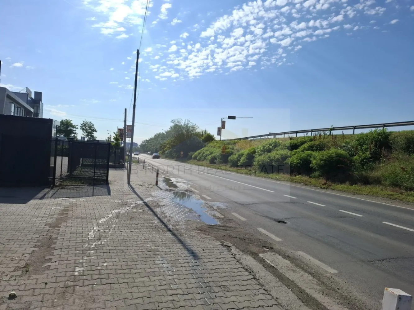 Chirie-Depozit- Soseaua de Centura/ Militari - B-North Real Estate vă propune spre închiriere spațiu industrial/comercial situat excelent lângă Autostrada București Pitesti – Sos. de Centura cu acces facil pentru TIR și transport logistic.

Proprietatea este amplasată pe un teren generos de 3000mp și include:

Spațiu de birouri de aproximativ 350 mp

 1400 mp spații de depozitare 

Curent trifazic

Curte complet împrejmuită

Platforme betonate și spații largi pentru parcare

Locația oferă vizibilitate foarte bună și acces rapid către București și zona de nord.

Pretu ete de 5,5 euro /mp

Atorizatie ISU

💼 Ideal pentru:

✔ Logistică & distribuție

✔ Depozitare

✔ E-commerce / fulfilment

✔ Producție ușoară

✔ Showroom + depozit

distribuție și logistică

supermarket / retail de proximitate

showroom comercial

centru operațional

producție ușoară

comerț sau activități mixte

Pentru detalii suplimentare, planuri sau programarea unei vizionări, vă stăm la dispoziție.