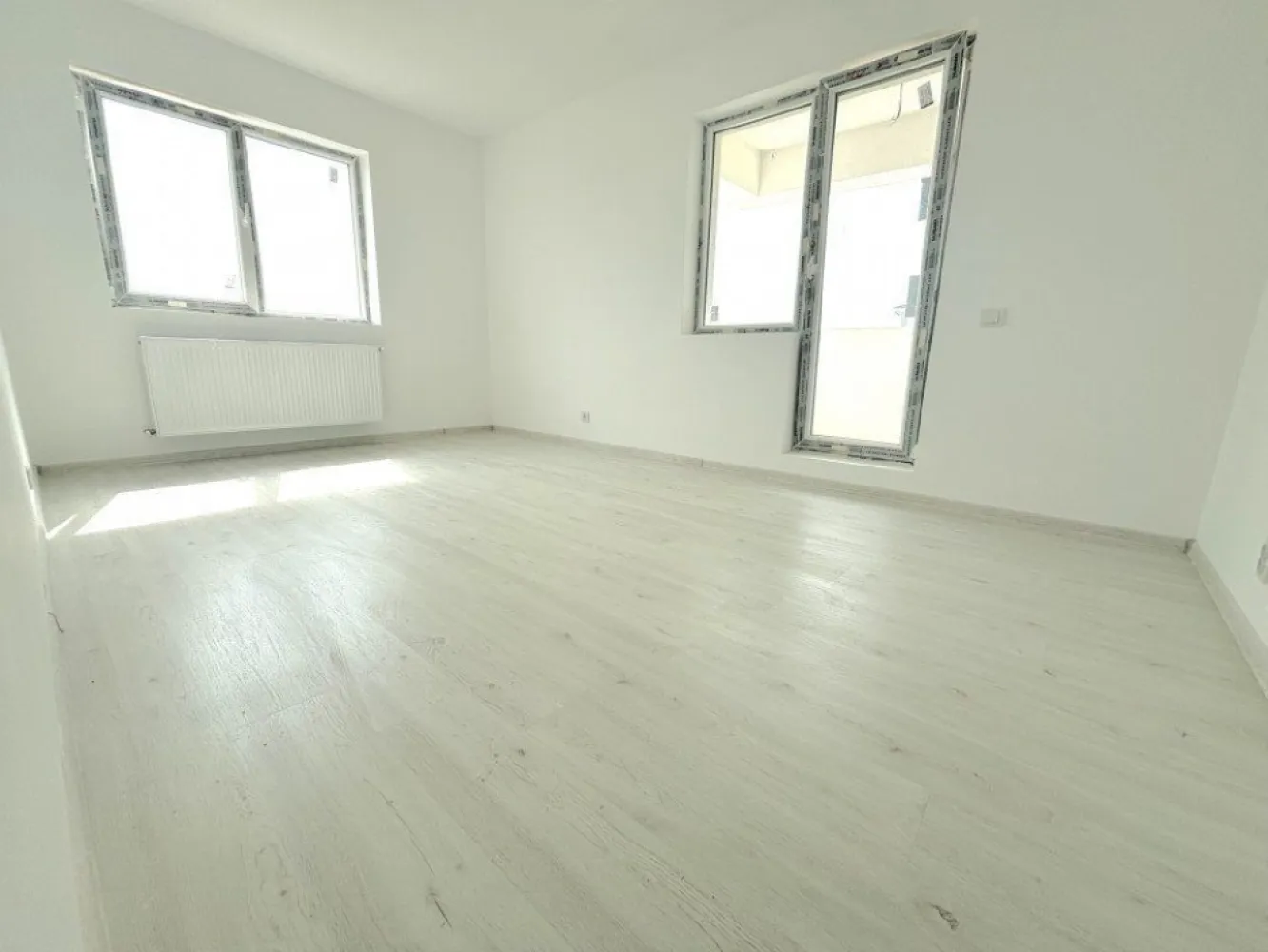 Apartament 2 camere decomandat - Militari Residence - TVA INCLUS !! Comision 0% Oferta de vanzare apartament cu 2 camere decomandat, situat la etajul 1 al unui bloc nou, ce dispune de lift. Suprafața utilă de aproximativ 50 mp oferă un spațiu generos și eficient compartimentat, ideal pentru un cuplu sau o familie mică. Apartamentul este disponibil pentru mutare imediată și beneficiază de o locație excelentă în zona Militari Residence, într-o zonă liniștită, dar în apropierea tuturor facilităților necesare unei vieți confortabile: - Parc în apropiere - Școală și grădiniță în zonă - Acces rapid la transport public - Mall, magazine și centre comerciale în apropiere Imobilul este situat într-un bloc cu 3 etaje, recent construit, perfect pentru un trai modern. *Caracteristici:* - Suprafață utilă: aproximativ 50 mp - 2 camere decomandate - Etaj 1/3, cu lift Pentru mai multe detalii sau pentru programarea unei vizionări, nu ezitați să ne contactați!