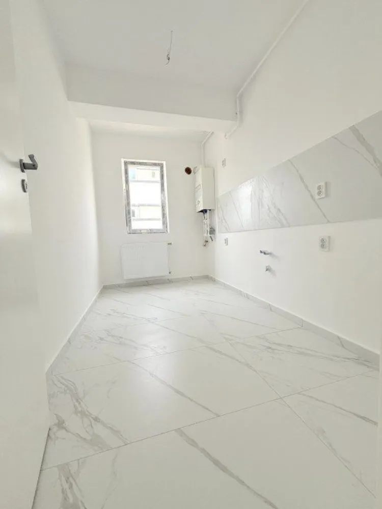 Apartament 2 camere decomandat - Militari Residence - TVA INCLUS !! Comision 0% Oferta de vanzare apartament cu 2 camere decomandat, situat la etajul 1 al unui bloc nou, ce dispune de lift. Suprafața utilă de aproximativ 50 mp oferă un spațiu generos și eficient compartimentat, ideal pentru un cuplu sau o familie mică. Apartamentul este disponibil pentru mutare imediată și beneficiază de o locație excelentă în zona Militari Residence, într-o zonă liniștită, dar în apropierea tuturor facilităților necesare unei vieți confortabile: - Parc în apropiere - Școală și grădiniță în zonă - Acces rapid la transport public - Mall, magazine și centre comerciale în apropiere Imobilul este situat într-un bloc cu 3 etaje, recent construit, perfect pentru un trai modern. *Caracteristici:* - Suprafață utilă: aproximativ 50 mp - 2 camere decomandate - Etaj 1/3, cu lift Pentru mai multe detalii sau pentru programarea unei vizionări, nu ezitați să ne contactați!