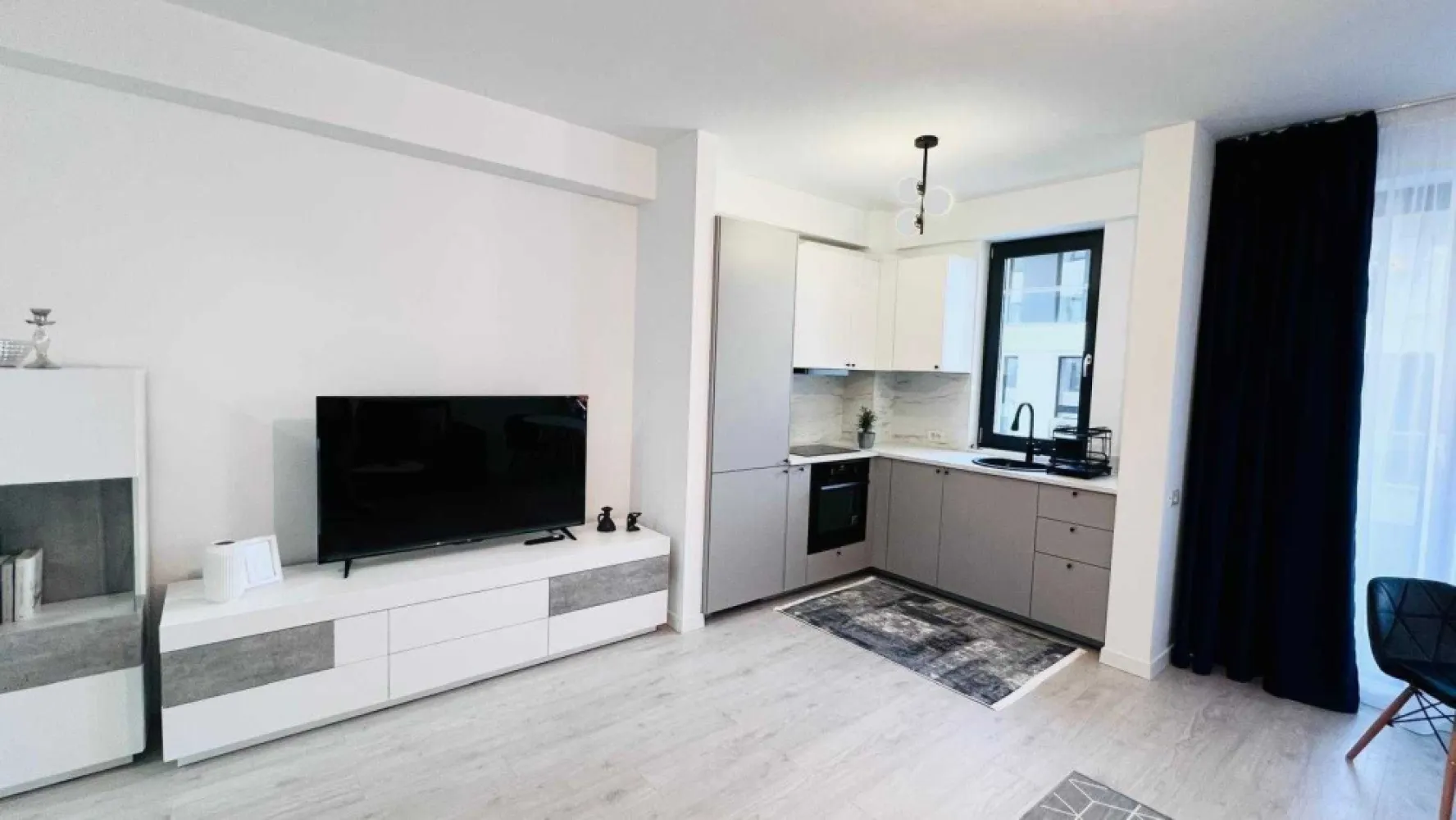 De închiriat studio Residence 5 Pipera - Închiriez studio mobilat în complexul Residence 5 Pipera, situat la etajul 2, în apropierea centrului comercial Pipera Plaza.
 Studioul este la prima închiriere, amplasarea sa oferind acces rapid către centrele comerciale, restaurante și săli de fitness.
Complexul beneficiază de supraveghere video și pază, sistemul de încălzire fiind asigurat de centrala proprie cu contorizare individuală.