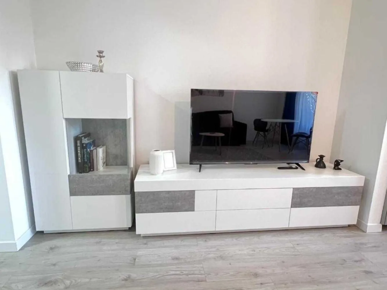 De închiriat studio Residence 5 Pipera - Închiriez studio mobilat în complexul Residence 5 Pipera, situat la etajul 2, în apropierea centrului comercial Pipera Plaza.
 Studioul este la prima închiriere, amplasarea sa oferind acces rapid către centrele comerciale, restaurante și săli de fitness.
Complexul beneficiază de supraveghere video și pază, sistemul de încălzire fiind asigurat de centrala proprie cu contorizare individuală.