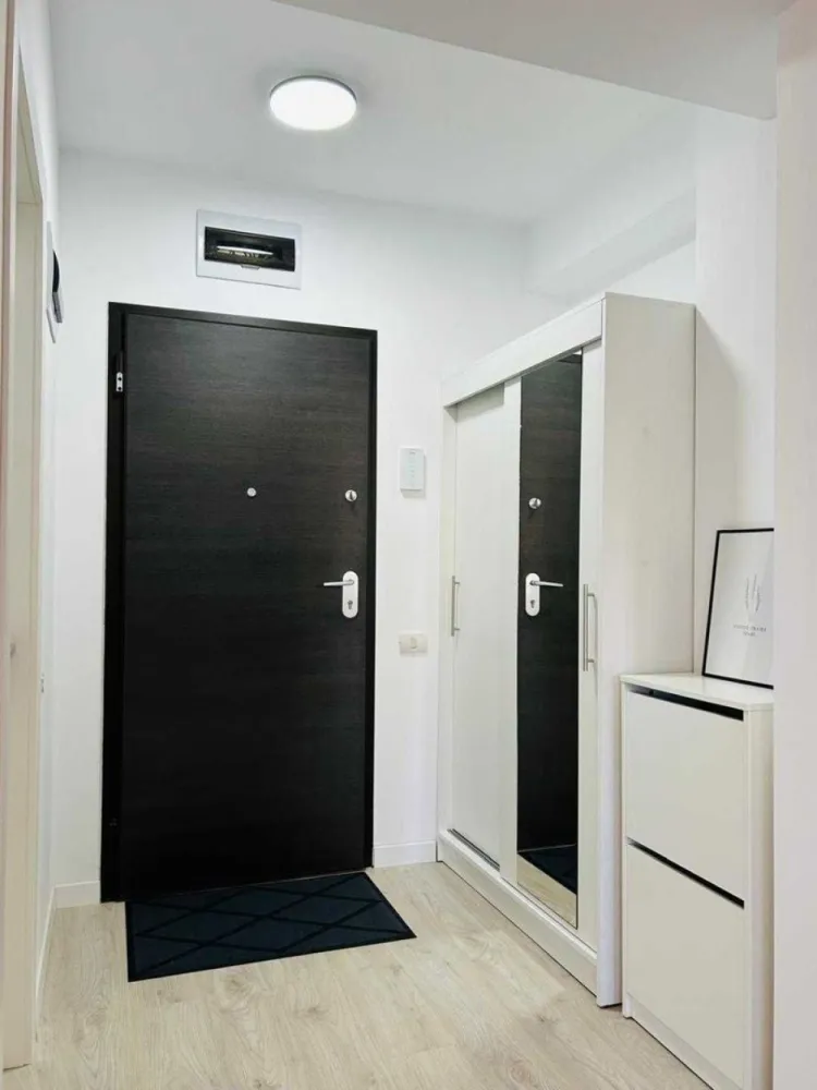 De închiriat studio Residence 5 Pipera - Închiriez studio mobilat în complexul Residence 5 Pipera, situat la etajul 2, în apropierea centrului comercial Pipera Plaza.
 Studioul este la prima închiriere, amplasarea sa oferind acces rapid către centrele comerciale, restaurante și săli de fitness.
Complexul beneficiază de supraveghere video și pază, sistemul de încălzire fiind asigurat de centrala proprie cu contorizare individuală.