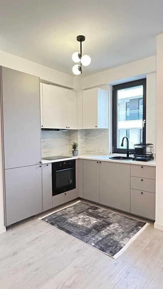 De închiriat studio Residence 5 Pipera - Închiriez studio mobilat în complexul Residence 5 Pipera, situat la etajul 2, în apropierea centrului comercial Pipera Plaza.
 Studioul este la prima închiriere, amplasarea sa oferind acces rapid către centrele comerciale, restaurante și săli de fitness.
Complexul beneficiază de supraveghere video și pază, sistemul de încălzire fiind asigurat de centrala proprie cu contorizare individuală.