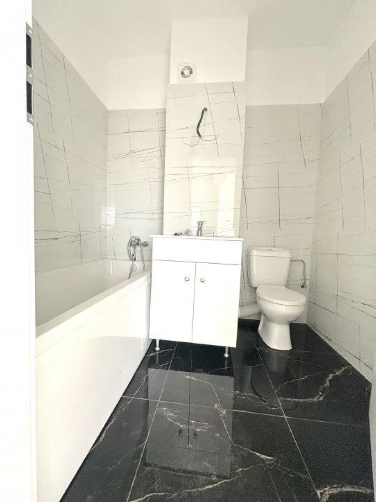Apartament 2 camere decomandat - Militari Residence - TVA INCLUS !! Comision 0% Oferta de vanzare apartament cu 2 camere decomandat, situat la etajul 1 al unui bloc nou, ce dispune de lift. Suprafața utilă de aproximativ 50 mp oferă un spațiu generos și eficient compartimentat, ideal pentru un cuplu sau o familie mică. Apartamentul este disponibil pentru mutare imediată și beneficiază de o locație excelentă în zona Militari Residence, într-o zonă liniștită, dar în apropierea tuturor facilităților necesare unei vieți confortabile: - Parc în apropiere - Școală și grădiniță în zonă - Acces rapid la transport public - Mall, magazine și centre comerciale în apropiere Imobilul este situat într-un bloc cu 3 etaje, recent construit, perfect pentru un trai modern. *Caracteristici:* - Suprafață utilă: aproximativ 50 mp - 2 camere decomandate - Etaj 1/3, cu lift Pentru mai multe detalii sau pentru programarea unei vizionări, nu ezitați să ne contactați!