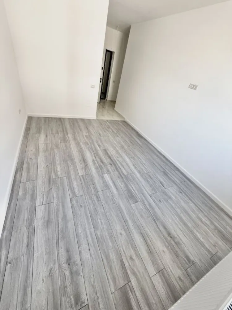 Garsoniera cartier Militari Residence - mutare imediata!! - TVA INCLUS !! Vă prezentăm o garsonieră deosebită, situată în cartierul Militari Residence, într-un bloc modern cu regim de înălțime P+4, poziționat strategic pentru a vă oferi confort și accesibilitate. Detalii proprietate: - Tip: Garsonieră - Finalizata - mutare imediata !! - Locație: Militari Residence Avantaje: - Bloc nou, construit cu materiale de calitate, garantând un standard ridicat de confort. - Poziție excelentă, în imediata apropiere a mijloacelor de transport în comun, pentru o deplasare facilă către orice zonă a orașului. - Acces rapid la instituții educaționale (școli publice), centre comerciale, supermarketuri și mall-uri. - Zonă liniștită, ideală pentru locuit sau investiție. Acum este momentul să achiziționați locuința visurilor dumneavoastră! Contactați-ne pentru mai multe detalii și programarea unei vizionări.