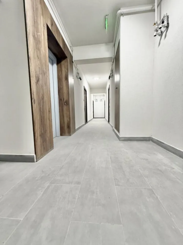 Garsoniera cartier Militari Residence - mutare imediata!! - TVA INCLUS !! Vă prezentăm o garsonieră deosebită, situată în cartierul Militari Residence, într-un bloc modern cu regim de înălțime P+4, poziționat strategic pentru a vă oferi confort și accesibilitate. Detalii proprietate: - Tip: Garsonieră - Finalizata - mutare imediata !! - Locație: Militari Residence Avantaje: - Bloc nou, construit cu materiale de calitate, garantând un standard ridicat de confort. - Poziție excelentă, în imediata apropiere a mijloacelor de transport în comun, pentru o deplasare facilă către orice zonă a orașului. - Acces rapid la instituții educaționale (școli publice), centre comerciale, supermarketuri și mall-uri. - Zonă liniștită, ideală pentru locuit sau investiție. Acum este momentul să achiziționați locuința visurilor dumneavoastră! Contactați-ne pentru mai multe detalii și programarea unei vizionări.