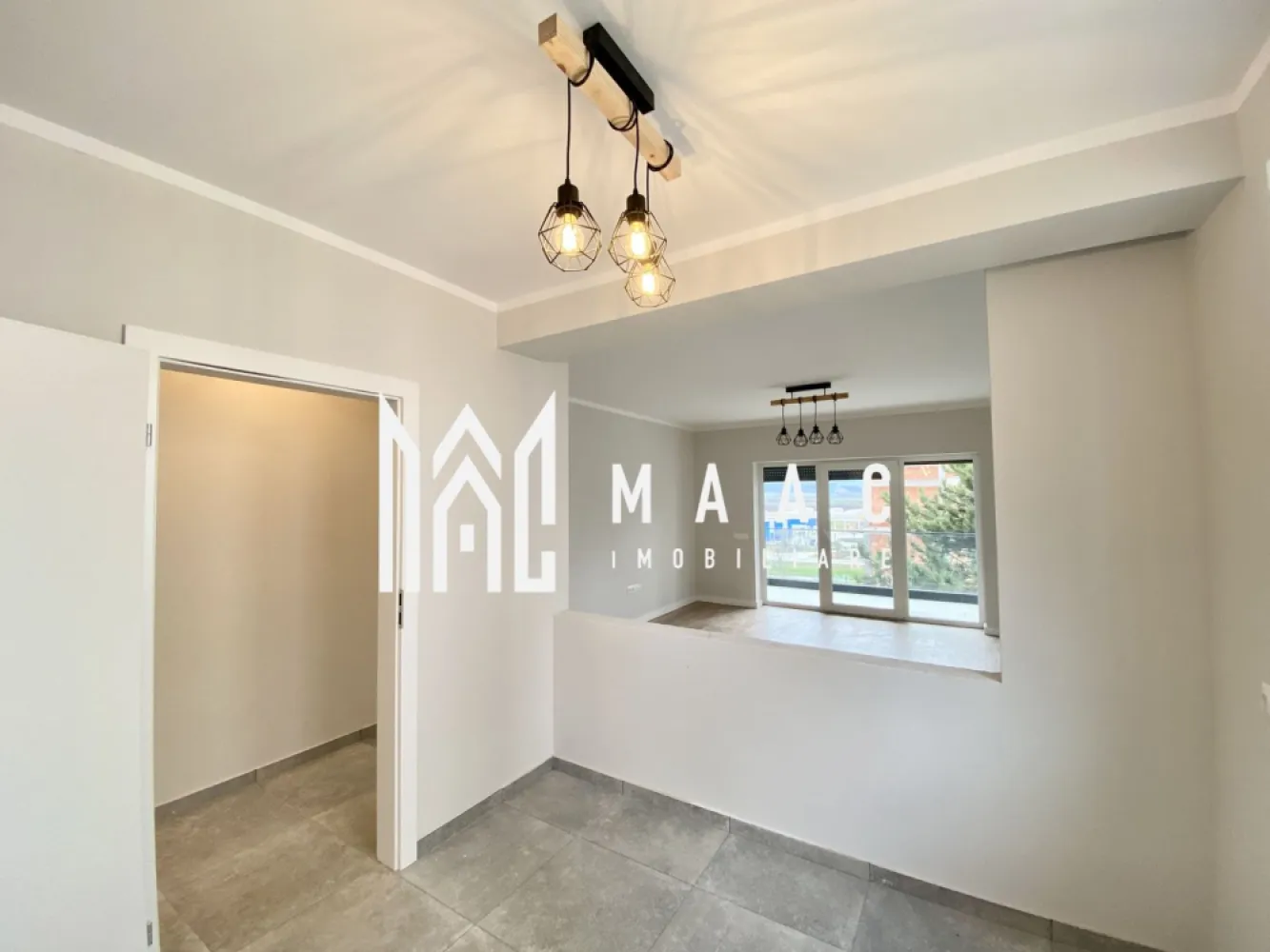 Apartament 2 camere - intabulat, finisat la cheie I Comision 0% - MAAC Imobiliare vă propune spre vânzare un apartament cu 2 camere - intabulat, finisat la cheie.

Modalități de plată flexibile: Îți oferim posibilitatea de a alege între sursele tale proprii de finanțare sau opțiuni de credit ipotecar, fără să afecteze prețul final.

Descriere apartament:

Suprafață utilă de 52.10 mp
Configurație decomandată, cu un hol de acces, o bucătărie separată, un living cu ieșire pe balcon, un dormitor și o baie.

Avantajele acestui apartament:

Terasă cu hidroizolație și sistem de drenaj
Încălzire în pardoseală
Balcon cu orientare sudică
Loc de parcare inclus
Priveliște panoramică
Predare la stadiul de finisare la cheie
Numeroase spații de depozitare
Izolare eficientă cu vată bazaltică
Balconul și casa scării finisate la cheie, cu granit și sticlă securizată
Design arhitectural distinctiv, cu elemente din larice siberian și piatră naturală
Ocupare teritorială redusă, cu 25% din suprafață și 45% spații verzi
Zonă cu vegetație bogată, 4 locuri de joacă pentru copii și un teren de fotbal
Loc de parcare: Un loc de parcare este inclus în prețul acestui apartament.

Distante: La doar 4 minute de zona Industrială Vest, 4 minute de Metro și 15 minute de centrul istoric al Sibiului.

Pentru mai multe detalii precizati telefonic ca ati vazut anuntul cu ID: CP1983688.