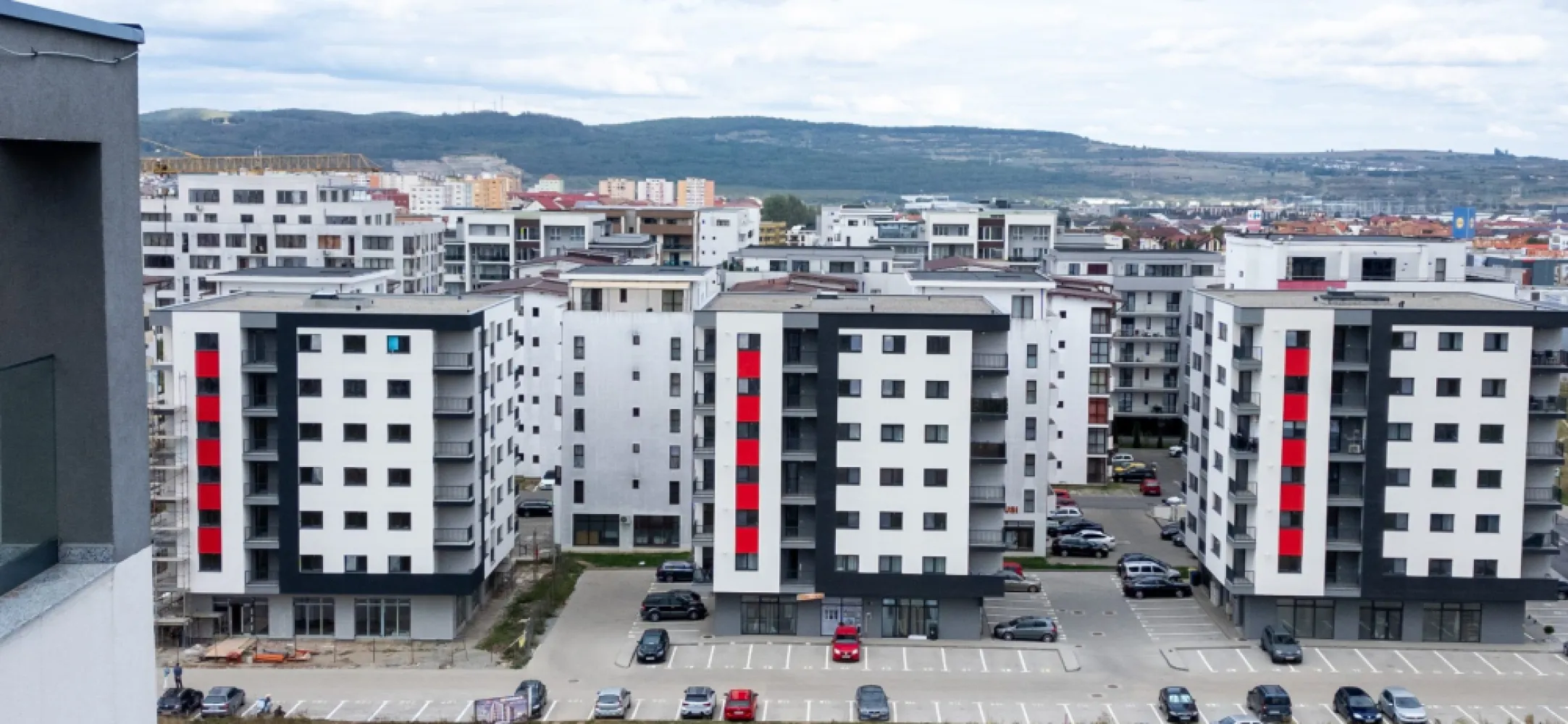 Ansamblu Doamna Stanca, Sibiu - Situat într-o zonă foarte bine conectată la principalele puncte de interes ale orașului, noul ansamblu rezidențial oferă apartamente moderne, bine compartimentate și gândite pentru un stil de viață confortabil și practic. Prima etapă a proiectului cuprinde 3 imobile cu regim de înălțime P+6, fiecare având doar 4 apartamente pe etaj – un detaliu care asigură intimitate și confort. Parterul este rezervat spațiilor comerciale, pentru un plus de accesibilitate în viața de zi cu zi. Ansamblul oferă apartamente bine dimensionate, cu 3 și 4 camere, în multiple variante funcționale, concepute astfel încât să răspundă nevoilor unei vieți urbane active. Locuințele se predau la un stadiu de semifinisat avansat, echipate cu centrală termică individuală în condensație și toate utilitățile contorizate separat. La cerere, există și opțiunea de predare finisată la cheie.
