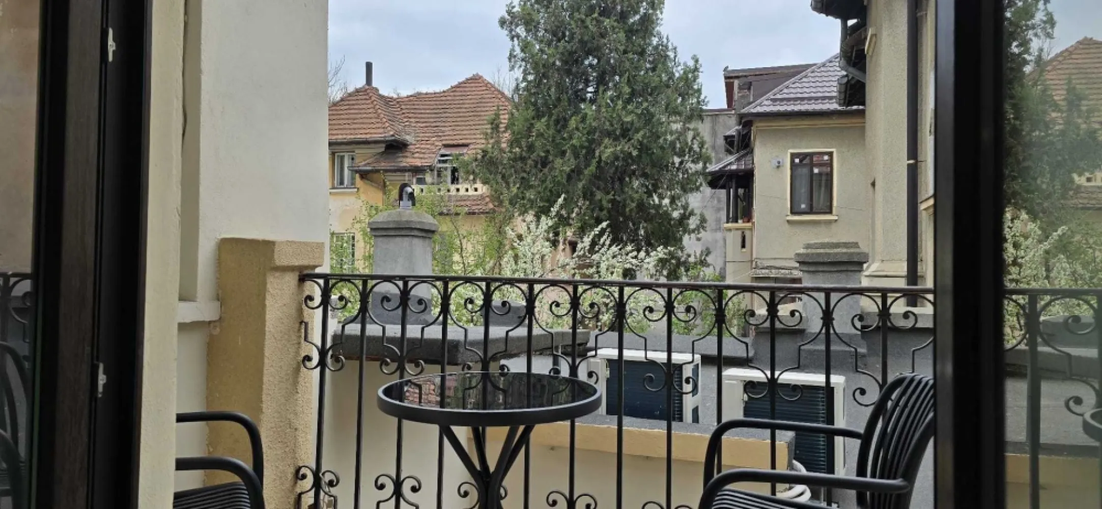 Inchiriez 2 camere, zona Vasile Lascar - Dacia - Agenția imobiliara BRASADAS închiriază apartament cu 2 camere, 55 mp, et. 1, in casa interbelica, AC, internet / cablu TV, RENOVAT in totalitate, mobilat.
Toate utilitatile.
Pentru mai multe oferte accesați www.brasadas.com.