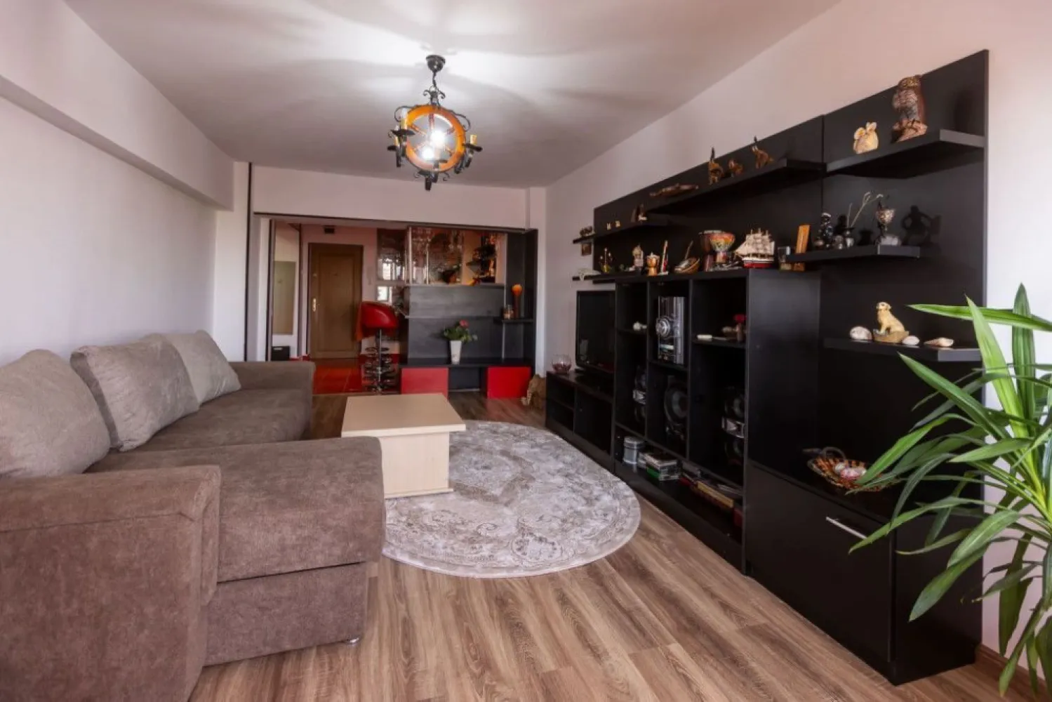 BRASADAS închiriază ap 2 cam Bd. Unirii, complet mobilat si utilat - Agenția imobiliara BRASADAS închiriază apartament de 2 camere situat in cea mai frumoasa zona a Bucurestiului pe Bd. Unirii , o zona curata linistita plina de frumos si istorie, in apropierea Bibliotecii Nationale. Apartamentul se afla intr un bloc P + 10 din anul 2000 ,la etajul 5, are su. 68 mp., 2 camere, baie,bucatarie ,holuri si 3 balcoane. dispune si de un loc de parcare. Apartamentul este foarte frumos mobilat, tineresc, curat, disponibil imediat . Va invitam la o vizionare.
se doreste o chirie si o garantie.