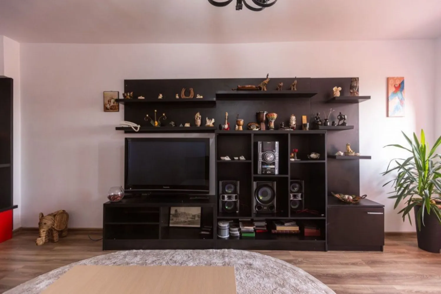 BRASADAS închiriază ap 2 cam Bd. Unirii, complet mobilat si utilat - Agenția imobiliara BRASADAS închiriază apartament de 2 camere situat in cea mai frumoasa zona a Bucurestiului pe Bd. Unirii , o zona curata linistita plina de frumos si istorie, in apropierea Bibliotecii Nationale. Apartamentul se afla intr un bloc P + 10 din anul 2000 ,la etajul 5, are su. 68 mp., 2 camere, baie,bucatarie ,holuri si 3 balcoane. dispune si de un loc de parcare. Apartamentul este foarte frumos mobilat, tineresc, curat, disponibil imediat . Va invitam la o vizionare.
se doreste o chirie si o garantie.