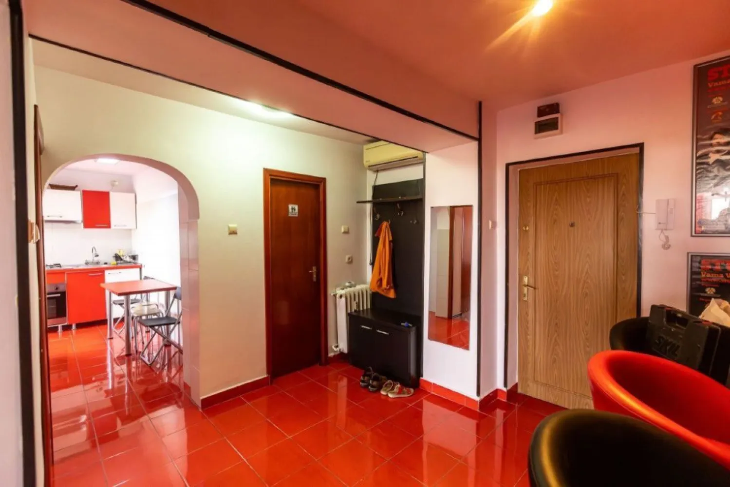 BRASADAS închiriază ap 2 cam Bd. Unirii, complet mobilat si utilat - Agenția imobiliara BRASADAS închiriază apartament de 2 camere situat in cea mai frumoasa zona a Bucurestiului pe Bd. Unirii , o zona curata linistita plina de frumos si istorie, in apropierea Bibliotecii Nationale. Apartamentul se afla intr un bloc P + 10 din anul 2000 ,la etajul 5, are su. 68 mp., 2 camere, baie,bucatarie ,holuri si 3 balcoane. dispune si de un loc de parcare. Apartamentul este foarte frumos mobilat, tineresc, curat, disponibil imediat . Va invitam la o vizionare.
se doreste o chirie si o garantie.