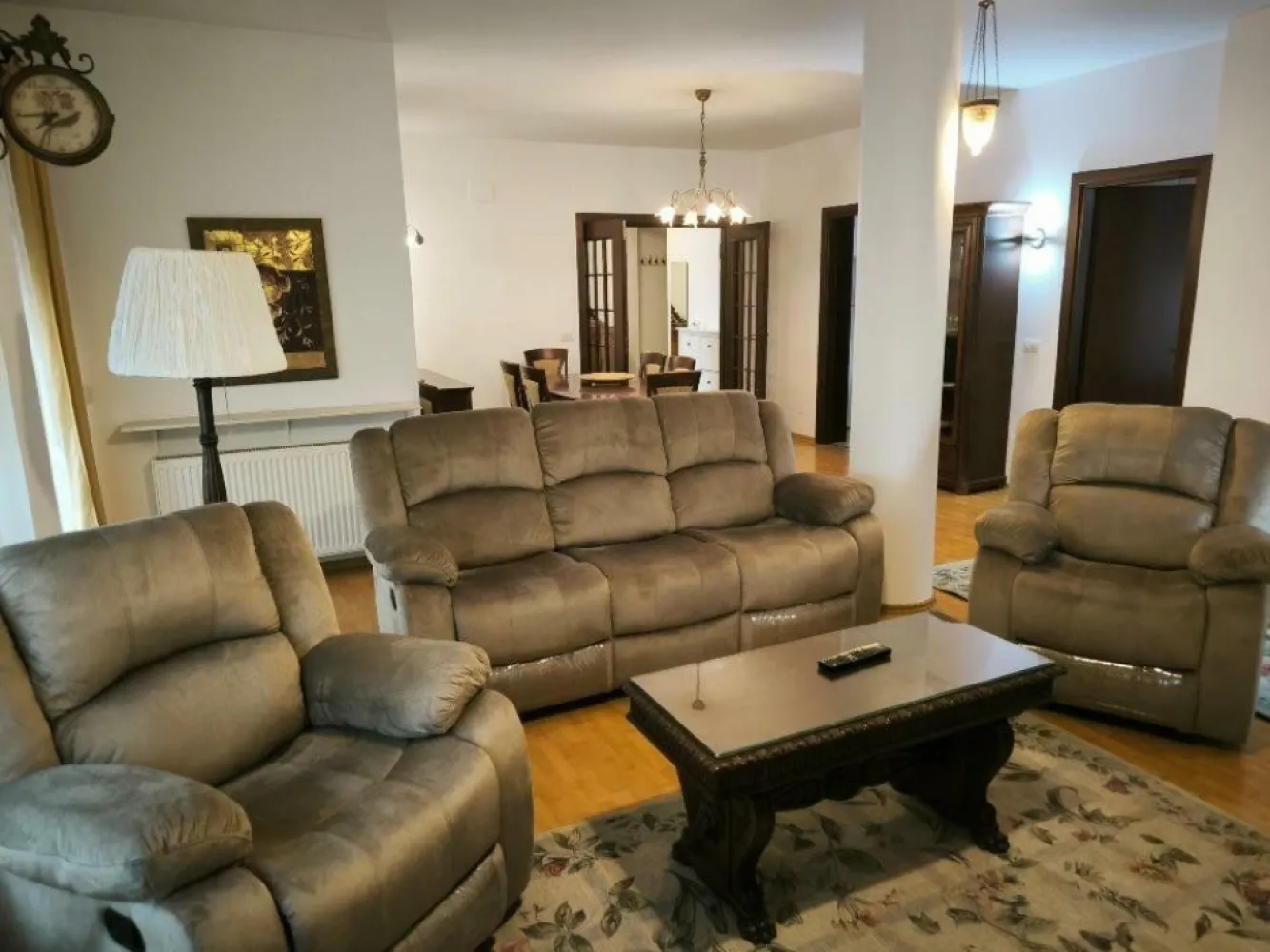 Polona - Dorobanti Apartament 3 camere - Apartament deosebit în vilă, central, într-o zonă liniştită, ferită de aglomeraţie, la 3 minute mers pe jos de ASE şi 5:min. de Piaţa Romană.

Apartamentul este compus din:
Dormitor matrimonial cu baie proprie.
Birou care conţine şi o canapea extensibilă
Living spaţios şi luminos cu o zonă de dining inclusă
Bucătărie complet utilată şi cu zonă dedicată pentru luat masa
Două băi - una la dormitorul matrimonial (cadă) şi cealaltă pe holul de la intrare (cabină de duş)
3 balcoane

Apartamentul are alocat un loc de parcare în curte.