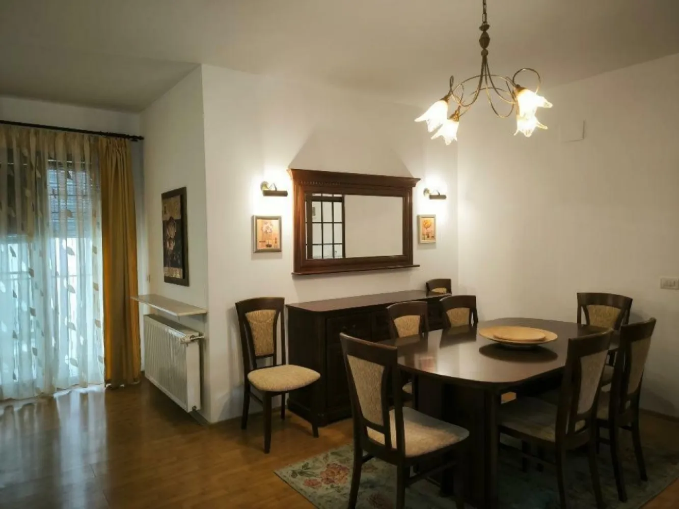 Polona - Dorobanti Apartament 3 camere - Apartament deosebit în vilă, central, într-o zonă liniştită, ferită de aglomeraţie, la 3 minute mers pe jos de ASE şi 5:min. de Piaţa Romană.

Apartamentul este compus din:
Dormitor matrimonial cu baie proprie.
Birou care conţine şi o canapea extensibilă
Living spaţios şi luminos cu o zonă de dining inclusă
Bucătărie complet utilată şi cu zonă dedicată pentru luat masa
Două băi - una la dormitorul matrimonial (cadă) şi cealaltă pe holul de la intrare (cabină de duş)
3 balcoane

Apartamentul are alocat un loc de parcare în curte.