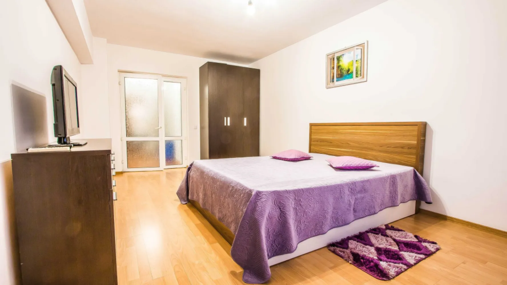 BRASADAS închiriază Ap 2 cam Et 2/10 B-dul Unirii. - Agenția imobiliara BRASADAS închiriază apartament cu 2 camere Bulevardul Unirii, cu intrare stradala din bulevard, etaj 2/10.
Apartament este liber, disponibil, complet utilat, mobilat, 2 AC, 2 tv+internet , 
1l+1l garantie. 
Pentru mai multe oferte accesați www.brasadas.com.