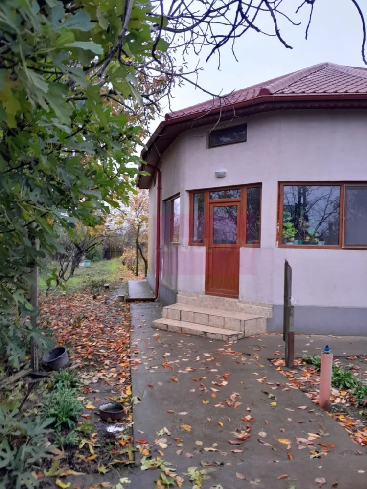 ISLAZ / IF - CASA P+1 (7 CAM) DE VANZARE - Compania Imobiliara Apulum94 are deosebita placere sa va propuna spre vanzare o casa individuala situata pe strada Doina nr. 1A, in sat Islaz, com. Branesti, judetul Ilfov, o proprietate ideala pentru cei care cauta liniste, spatiu si acces facil catre capitala; casa este situata la doar 25 km de Bucuresti (30 min cu masina).

Proprietatea are o suprafata utila de 300 mp si un teren generos de 1500 mp, fiind ideala pentru familii cu copii mici care cauta o proprietate versatila , aproape de zona metropolitana care sa ofere la pachet liniste / intimitate, spatiu si confort optim.

Casa este construita pe formula P+1 (receptia lucrarilor in 2010) fiind compusa din 7 camere, avand 6 dormitoare si un living spatios la parter, bucataria este complet mobilata amenajata in incapere inchisa,; baie amenajata pe fiecare nivel.

Pentru incalzire iarna si apa calda curenta exista instalata o centrala termica pe gaz; este instalata incalzire in partoseala. Casa este racordata la utilitatile de baza: apa, canalizare, cuent electric si gaze.

Casa are urmatoarele facilitati: 
- bucatarie vara
- garaj
-doua magazii
-beci
-foisor amplasat deasupra beciului

Cateva specificatii tehnice generale/dotari:

- structura de rezistenta: stalpi beton armat, planseu beton armat
- zidarie exterioara si compartimentari interioare cu caramida
- geamuri termopan profil PVC,
- termoizolare exterioara cu polistiren + tencuiala decorativa

Sunt disponibile 2 locuri de parcare in curte.

Mentionez ca pretul casei este usor negociabil.

Comision la cumpararator: 0!

Pentru detalii suplimentare, ma puteti contacta la 0.7.3.3.6.8.3.4.5.6.

Agent imobiliar: Aurelian Popescu
Apulum94 - Un partener de cursa lunga!