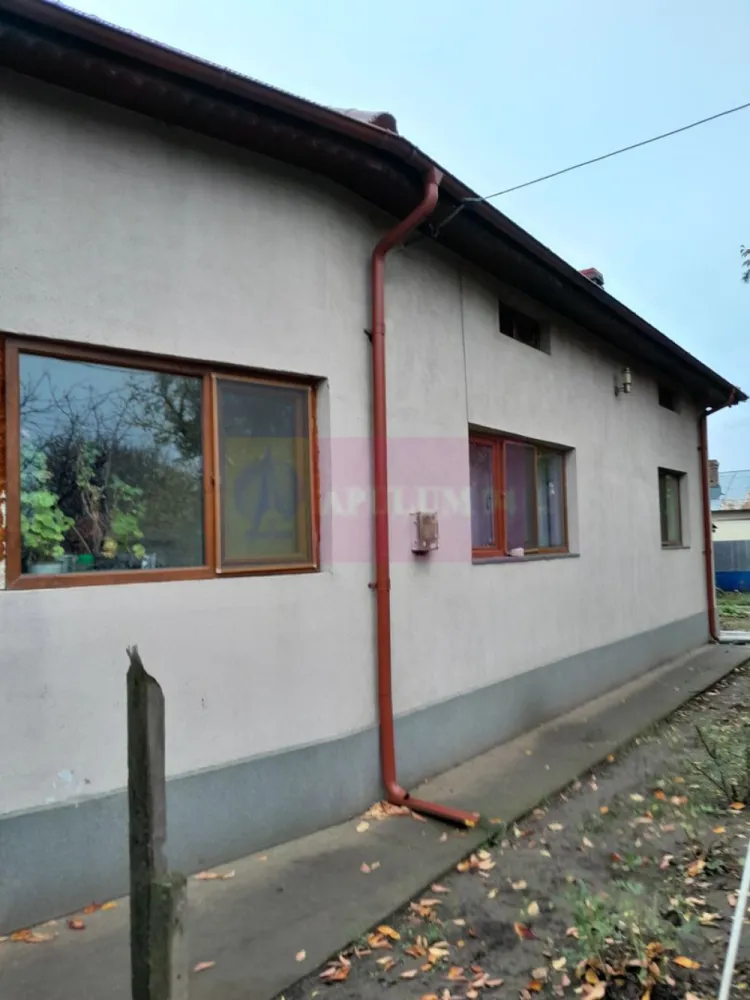 ISLAZ / IF - CASA P+1 (7 CAM) DE VANZARE - Compania Imobiliara Apulum94 are deosebita placere sa va propuna spre vanzare o casa individuala situata pe strada Doina nr. 1A, in sat Islaz, com. Branesti, judetul Ilfov, o proprietate ideala pentru cei care cauta liniste, spatiu si acces facil catre capitala; casa este situata la doar 25 km de Bucuresti (30 min cu masina).

Proprietatea are o suprafata utila de 300 mp si un teren generos de 1500 mp, fiind ideala pentru familii cu copii mici care cauta o proprietate versatila , aproape de zona metropolitana care sa ofere la pachet liniste / intimitate, spatiu si confort optim.

Casa este construita pe formula P+1 (receptia lucrarilor in 2010) fiind compusa din 7 camere, avand 6 dormitoare si un living spatios la parter, bucataria este complet mobilata amenajata in incapere inchisa,; baie amenajata pe fiecare nivel.

Pentru incalzire iarna si apa calda curenta exista instalata o centrala termica pe gaz; este instalata incalzire in partoseala. Casa este racordata la utilitatile de baza: apa, canalizare, cuent electric si gaze.

Casa are urmatoarele facilitati: 
- bucatarie vara
- garaj
-doua magazii
-beci
-foisor amplasat deasupra beciului

Cateva specificatii tehnice generale/dotari:

- structura de rezistenta: stalpi beton armat, planseu beton armat
- zidarie exterioara si compartimentari interioare cu caramida
- geamuri termopan profil PVC,
- termoizolare exterioara cu polistiren + tencuiala decorativa

Sunt disponibile 2 locuri de parcare in curte.

Mentionez ca pretul casei este usor negociabil.

Comision la cumpararator: 0!

Pentru detalii suplimentare, ma puteti contacta la 0.7.3.3.6.8.3.4.5.6.

Agent imobiliar: Aurelian Popescu
Apulum94 - Un partener de cursa lunga!