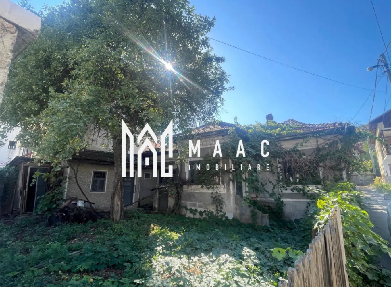 Casa Valcea | Teren 200 mp | Centru | - MAAC Imobiliare vă propune spre vânzare o proprietate cu potențial excelent, situată pe Strada Elena Doamna, în zona Hanul Haiducilor din Râmnicu Vâlcea. Datorită amplasării avantajoase și certificatului de urbanism existent, imobilul reprezintă o oportunitate atât pentru locuință proprie, cât și pentru dezvoltare imobiliară.
Caracteristici:
Casă amplasată pe Strada Elena Doamna
Zonă Hanul Haiducilor
Suprafață construită: 85 mp
Suprafață teren: 200 mp
Deschidere la stradă: 15 ml
Certificat de urbanism disponibil
Regim de înălțime permis: P+2+M
Orientare Est–Vest (răsărit–apus), oferind lumină naturală pe tot parcursul zilei
Compartimentare:
Compartimentarea actuală poate fi adaptată și reconfigurată în funcție de necesitățile viitorului proprietar sau ale unui proiect de dezvoltare.
Dotări:
Certificat de urbanism emis
Acces facil din stradă
Front stradal generos de 15 metri liniari
Teren intravilan cu potențial de construire
Avantaje:
Poziționare într-o zonă apreciată și bine conectată a municipiului Râmnicu Vâlcea
Posibilitatea dezvoltării unei construcții cu regim de înălțime P+2+M, conform certificatului de urbanism
Deschidere stradală generoasă, ideală pentru acces facil și valorificarea terenului
Orientare Est–Vest, ce asigură lumină naturală și confort pe tot parcursul zilei
Potrivită atât pentru locuință individuală, cât și pentru investiție sau proiect rezidențial
Pentru informații suplimentare și programarea unei vizionări, echipa MAAC Imobiliare vă stă la dispoziție.ID 3169140