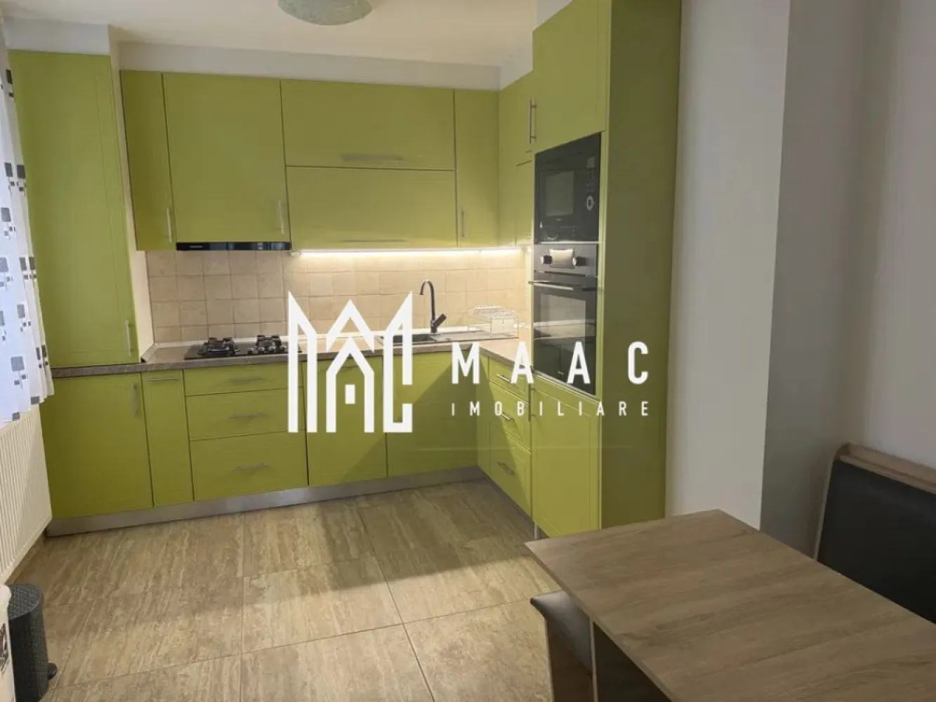 Apartament 3 camere | Etaj 3 | Balcon | 2 Bai | Central - MAAC Imobiliare vă propune spre închiriere un apartament modern cu 3 camere, situat într-un bloc nou din zona centrală a Sibiului, într-o locație liniștită și bine conectată la principalele puncte de interes ale orașului.

Locuința este complet mobilată și utilată, oferind confortul necesar pentru un stil de viață modern, fiind ideală pentru un cuplu, studenți sau persoane care își doresc să locuiască aproape de centrul orașului.

Compartimentare
Living spațios și luminos
2 dormitoare
Bucătărie complet utilată
2 băi
Hol
Balcon generos
Dotări și beneficii
Complet mobilat și utilat
Bloc nou
Lift
Loc de parcare privat inclus
Finisaje moderne
Spații bine compartimentate
Zonă liniștită
Avantaje locație
Situat în zona centrală a Sibiului
Aproape de instituții publice
Acces facil către magazine, farmacii și restaurante
Stații de autobuz în apropiere
Conexiune rapidă către principalele zone ale orașului
Condiții de închiriere
Potrivit pentru cupluri sau studenți
Nu se acceptă animale de companie
Nu se acceptă familii cu copii mai mari de 12 ani
Disponibil pentru închiriere pe termen lung