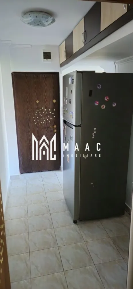 Apartament 2 camere | Ostroveni | etaj 4 | 42 mp | - MAAC Imobiliare vă propune spre vânzare un apartament cu 2 camere, situat în cartierul Ostroveni, zona C-uri, o locație apreciată pentru accesibilitate, liniște și proximitatea față de principalele facilități urbane. Proprietatea este ideală atât pentru locuință proprie, cât și pentru investiție, fiind complet utilată și pregătită pentru mutare.
Caracteristici:
Apartament cu 2 camere
Suprafață utilă: 42 mp
Situat la etajul 4 din 4
Amplasat în zona C-uri – Ostroveni
Recent zugrăvit
Costuri reduse de întreținere datorită contorizării individuale
Ideal pentru locuit sau închiriere
Compartimentare:
Living luminos
Dormitor
Bucătărie
Baie
Hol
Balcon închis cu tâmplărie PVC
Dotări:
Contorizare individuală cu gigacalorimetru
Ferestre cu geam termopan
Balcon închis cu tâmplărie termopan
Uși interioare din PVC cu tâmplărie termopan
Ușă metalică la intrare
Parchet
Gresie și faianță
Bucătărie mobilată
Aragaz și cuptor electric noi
Frigider
Mașină de spălat
Televizor
Aer condiționat
Se vinde complet utilat
Avantaje:
Apartament întreținut și pregătit pentru mutare imediată
Etaj superior, cu lumină naturală din abundență și intimitate
Cheltuieli reduse de întreținere datorită sistemului individual de contorizare
Zonă liniștită, cu acces rapid către magazine, școli, mijloace de transport și alte puncte de interes
Potrivit atât pentru o persoană singură sau un cuplu, cât și pentru investiție în vederea închirierii
Această proprietate reprezintă o oportunitate excelentă pentru cei care își doresc un apartament complet echipat, bine întreținut și amplasat într-una dintre cele mai căutate zone din Ostroveni.
Pentru mai multe informații și programarea unei vizionări, echipa MAAC Imobiliare vă stă la dispoziție.ID 3169063