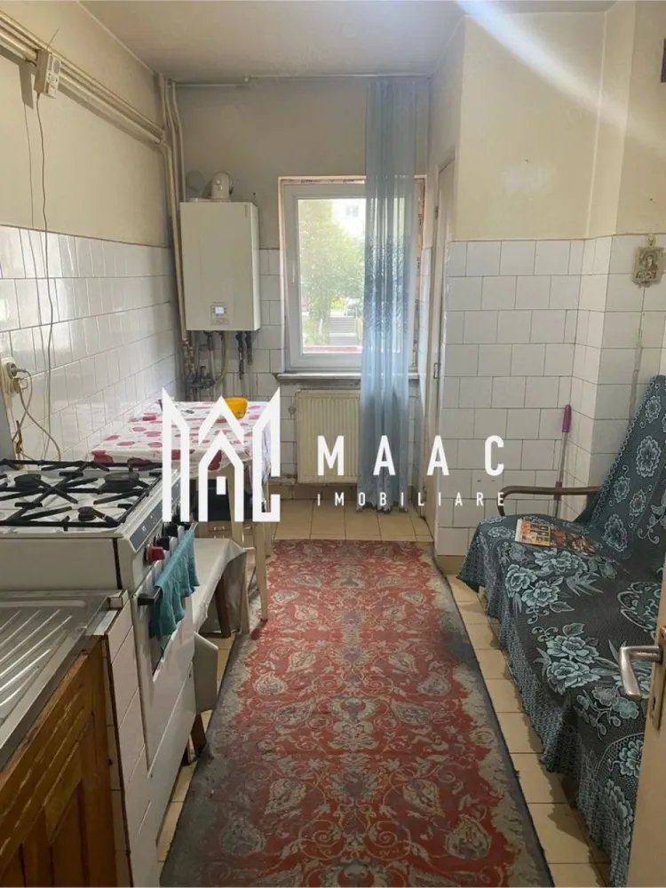 Apartament 3 camere | 2 bai | etaj 1 | 70 mp | Centru | - MAAC Imobiliare vă propune spre vânzare un apartament cu 3 camere, situat în zona centrală a municipiului Râmnicu Vâlcea, vis-a-vis de Casa Memorială Anton Pann. Amplasat la etajul 1 al unui bloc construit în anul 1985, imobilul oferă confort, funcționalitate și acces rapid către toate punctele de interes ale orașului.
Caracteristici:
Apartament cu 3 camere
Suprafață bine compartimentată
Etaj 1 din 4
Bloc construit în anul 1985
Situat în zona centrală a orașului
Poziționare excelentă, vis-a-vis de Casa Memorială Anton Pann
Ideal pentru locuit sau investiție
Compartimentare:
Living spațios cu acces direct în balcon
2 dormitoare luminoase
Bucătărie cu debara pentru depozitare
2 băi
Hol de acces
Balcon
Boxă la subsolul blocului
Dotări:
Centrală termică proprie
Boxă pentru depozitare
Compartimentare decomandată și practică
Spații generoase și bine organizate
Avantaje:
Etaj intermediar, apreciat pentru confort și accesibilitate
Poziționare ultracentrală, aproape de instituții, magazine, restaurante și mijloace de transport
Două băi și debara, pentru un plus de funcționalitateBoxă la subsol, ideală pentru depozitare suplimentară
Bloc construit după 1980, cu structură solidă
Potrivit pentru familii, dar și pentru investiție în vederea închirierii
Această proprietate reprezintă o oportunitate excelentă pentru cei care își doresc un apartament spațios într-o zonă centrală și bine cotată din Râmnicu Vâlcea, beneficiind de toate facilitățile necesare unui stil de viață confortabil.
Pentru mai multe informații și programarea unei vizionări, echipa MAAC Imobiliare vă stă la dispoziție.ID 3169044