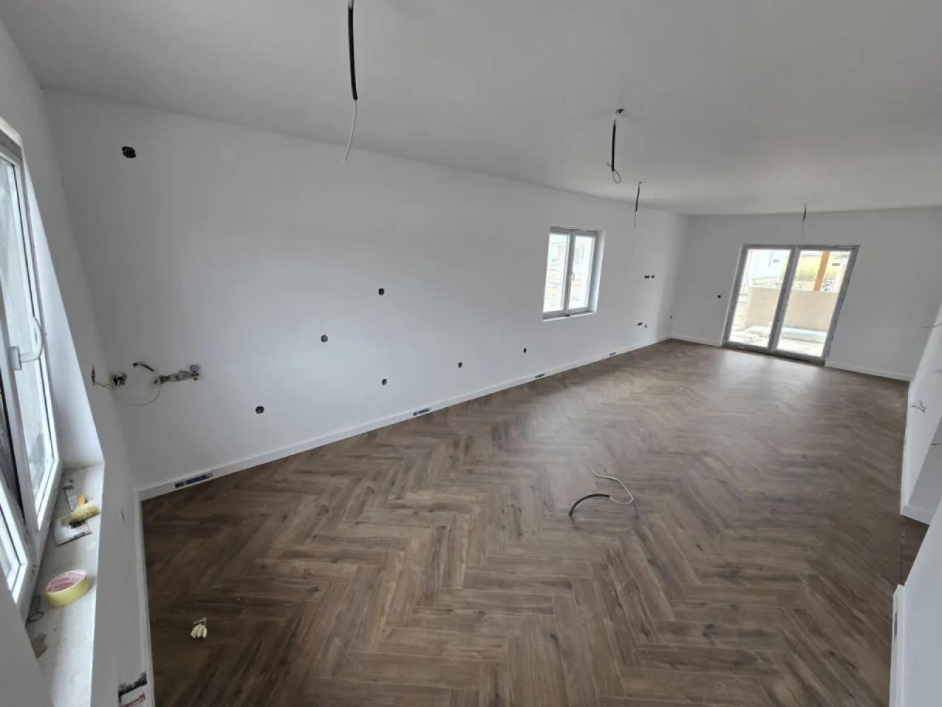 Casă 4 cam,2 băi,terasă acoperită,500mp.teren,gard,pavaj. - Contact 0774048706 Bogdan
De vânzare casă pe 1 nivel semifinisată avansat cu gard, pavaj. terasă acoperită, pivniță singur în curte 4 camere 2 băi, dressing,situată în Ungheni la 5 minute de urcarea pe autostradă si la 10 minute de Targu Mures suprafața utilă de 110 mp.suprafata construită 140 mp. amplasată pe un teren cu suprafața de 500 mp, 
Compartimentare:
 1 living, 1 bucătărie, 2 băi, 3 dormitoare, 1 hol,1 terasă acoperită,1 pivniță,1 dressing 
Detalii:
- centrală termică, incălzire in pardoseală, geamuri termopan 
- fundația casei din beton cu o adâncime de 1 m, pereții sunt din cărămidă, acoperișul de țiglă, izolată cu polistiren de 10 cm.
pod mansardabil, 
- anul construcției 2025
Utilitați:
- curent, apă, gaz, canalizare
Casa se vinde semifinisată avansat,zugrăvita in alb,cu gard,porti si pavaj la prețul de 120.000 Euro + TVA
Comision ZERO!
Contact 0774048706 Bogdan
Daca vă place această ofertă sau pentru alte informații sunați la numărul de contact din anunț! 
Compania Zap Imobiliare vă pune la dispoziție toate actele și documentele necesare alături de asistență și consiliere permanentă până la finalizarea achiziției imobiliare. 
Ne dorim să îți oferim cea mai plăcută experiență, îndeplinim vise cu pereți!