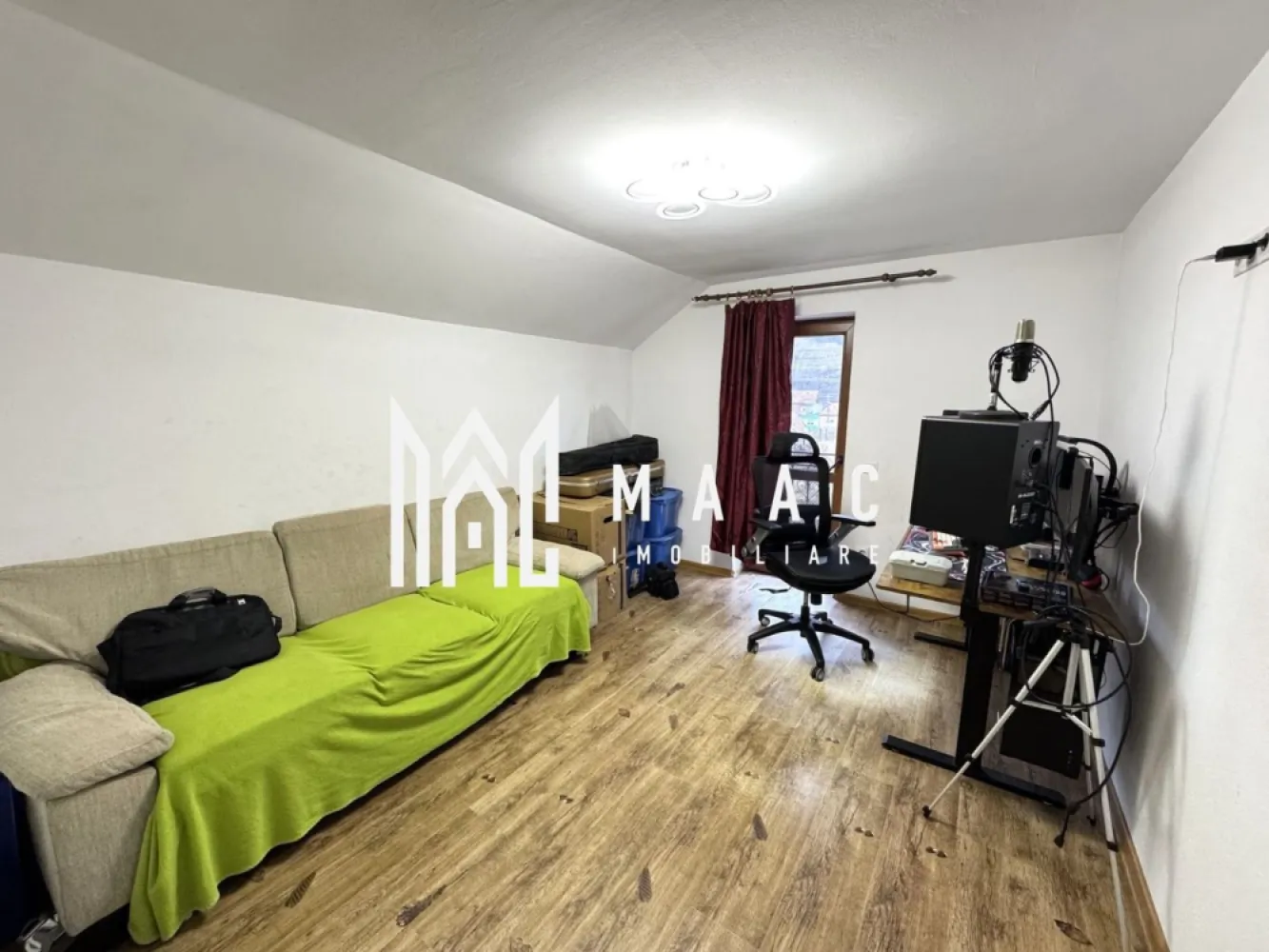 Casa | 4 camere | Curte individuala | Pivnita | Sura Mare - MAAC Imobiliare va prezinta o casă individuala cu 4 camere in Sura Mare.

Caracteristici principale:
Suprafață utilă: 160 mp, oferind spațiu generos pentru nevoile familiei.
Teren privat: 500 mp, potrivit pentru grădinărit.
Camere și sufragerie: 3 camere spațioase, sufragerie primitoare.
Băi functionale: 2 băi dotate cu facilități.
Bucătărie utilată: generoasă, echipată cu electrocasnice.

Detalii Suplimentare:
An construcție: 2015
Sistem de Încălzire: Centrală termică pe lemne.
Utilități: Internet/TV, Apă Curentă, Conductă de Gaz la 50m.
Alte facilități: Grădină privată, terasă acoperită, pivniță și spațiu tehnic.

Pentru mai multe detalii, precizati telefonic ca ati vazut anuntul cu ID CP1968772