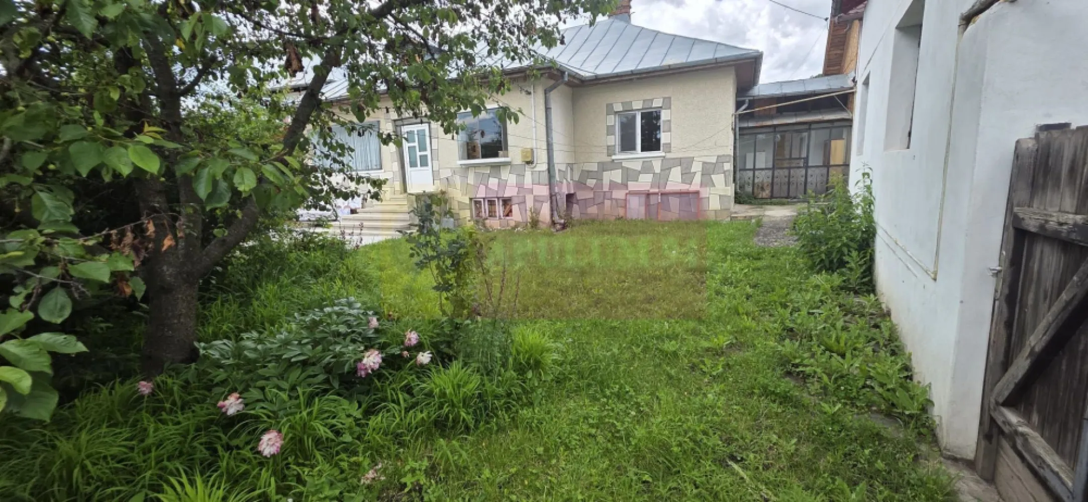 Casa cu 5 camere de vanzare in Breaza - Casă și curte proprie în Breaza – la preț de apartament!

Agentia Imobiliară Mervani vă propune spre vânzare o proprietate situată în Breaza, ideală pentru cei care își doresc avantajele unei case pe pământ, cu curte proprie și acces direct din stradă asfaltată, la un preț comparabil cu cel al unui apartament.

Proprietatea dispune de un teren drept în suprafață de 379 mp și de o locuință cu suprafața construită desfășurată de 221 mp. Casa a fost edificată în anul 1960 și extinsă în ultrior, oferind multiple posibilități de utilizare.

Construcția, dispusă pe parter și pod, este compartimentată astfel:

 hol;
 cameră de zi;
 2 dormitoare;
 baie;
 cămară;
 bucătărie în care este montată centrala termică pe gaz.

Locuința beneficiază de încălzire prin calorifere alimentate de centrala termică proprie.

Extinderea realizată în anul 2005, cu acces separat față de construcția inițială și fără comunicare interioară între cele două corpuri, este compartimentată astfel:

Parter:
 bucătărie;
 spațiu rezultat din transformarea fostului garaj;
 terasă acoperită.

Etaj mansardat:
 hol;
 dormitor;
 grup sanitar.

Casa este construită pe fundație din beton, cu pereți din cărămidă, planșeu din lemn cu tencuială și pod din lemn. Acoperișul este realizat din tablă galvanizată, iar tâmplăria este parțial din PVC cu geam termopan.

Proprietatea beneficiază de branșamente la gaze naturale, energie electrică și canalizare. Alimentarea cu apă se face din fântână proprie, echipată cu hidrofor.

Deși necesită lucrări de renovare și îmbunătățire a confortului, această proprietate reprezintă o oportunitate excelentă pentru cei care caută o casă cu teren propriu în Breaza, la un preț accesibil, cu potențial de amenajare după propriul gust.

Dacă îți dorești să schimbi apartamentul cu o locuință pe pământ, unde să te bucuri de propria curte, de liniște și de aerul curat specific stațiunii Breaza, această proprietate merită văzută.

Pentru informații suplimentare și programarea unei vizionări, contactați Agenția Imobiliară Mervani – 0729 935 536.