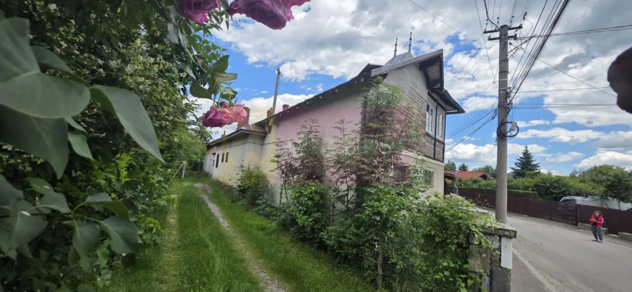 Casa cu 5 camere de vanzare in Breaza - Casă și curte proprie în Breaza – la preț de apartament!

Agentia Imobiliară Mervani vă propune spre vânzare o proprietate situată în Breaza, ideală pentru cei care își doresc avantajele unei case pe pământ, cu curte proprie și acces direct din stradă asfaltată, la un preț comparabil cu cel al unui apartament.

Proprietatea dispune de un teren drept în suprafață de 379 mp și de o locuință cu suprafața construită desfășurată de 221 mp. Casa a fost edificată în anul 1960 și extinsă în ultrior, oferind multiple posibilități de utilizare.

Construcția, dispusă pe parter și pod, este compartimentată astfel:

 hol;
 cameră de zi;
 2 dormitoare;
 baie;
 cămară;
 bucătărie în care este montată centrala termică pe gaz.

Locuința beneficiază de încălzire prin calorifere alimentate de centrala termică proprie.

Extinderea realizată în anul 2005, cu acces separat față de construcția inițială și fără comunicare interioară între cele două corpuri, este compartimentată astfel:

Parter:
 bucătărie;
 spațiu rezultat din transformarea fostului garaj;
 terasă acoperită.

Etaj mansardat:
 hol;
 dormitor;
 grup sanitar.

Casa este construită pe fundație din beton, cu pereți din cărămidă, planșeu din lemn cu tencuială și pod din lemn. Acoperișul este realizat din tablă galvanizată, iar tâmplăria este parțial din PVC cu geam termopan.

Proprietatea beneficiază de branșamente la gaze naturale, energie electrică și canalizare. Alimentarea cu apă se face din fântână proprie, echipată cu hidrofor.

Deși necesită lucrări de renovare și îmbunătățire a confortului, această proprietate reprezintă o oportunitate excelentă pentru cei care caută o casă cu teren propriu în Breaza, la un preț accesibil, cu potențial de amenajare după propriul gust.

Dacă îți dorești să schimbi apartamentul cu o locuință pe pământ, unde să te bucuri de propria curte, de liniște și de aerul curat specific stațiunii Breaza, această proprietate merită văzută.

Pentru informații suplimentare și programarea unei vizionări, contactați Agenția Imobiliară Mervani – 0729 935 536.