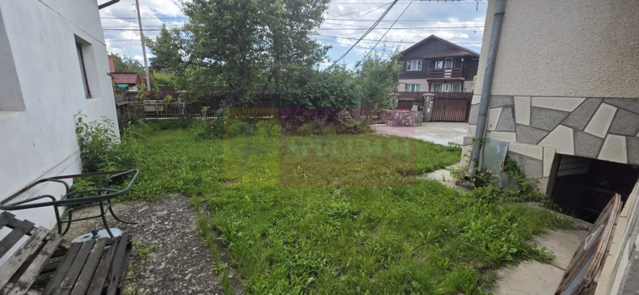 Casa cu 5 camere de vanzare in Breaza - Casă și curte proprie în Breaza – la preț de apartament!

Agentia Imobiliară Mervani vă propune spre vânzare o proprietate situată în Breaza, ideală pentru cei care își doresc avantajele unei case pe pământ, cu curte proprie și acces direct din stradă asfaltată, la un preț comparabil cu cel al unui apartament.

Proprietatea dispune de un teren drept în suprafață de 379 mp și de o locuință cu suprafața construită desfășurată de 221 mp. Casa a fost edificată în anul 1960 și extinsă în ultrior, oferind multiple posibilități de utilizare.

Construcția, dispusă pe parter și pod, este compartimentată astfel:

 hol;
 cameră de zi;
 2 dormitoare;
 baie;
 cămară;
 bucătărie în care este montată centrala termică pe gaz.

Locuința beneficiază de încălzire prin calorifere alimentate de centrala termică proprie.

Extinderea realizată în anul 2005, cu acces separat față de construcția inițială și fără comunicare interioară între cele două corpuri, este compartimentată astfel:

Parter:
 bucătărie;
 spațiu rezultat din transformarea fostului garaj;
 terasă acoperită.

Etaj mansardat:
 hol;
 dormitor;
 grup sanitar.

Casa este construită pe fundație din beton, cu pereți din cărămidă, planșeu din lemn cu tencuială și pod din lemn. Acoperișul este realizat din tablă galvanizată, iar tâmplăria este parțial din PVC cu geam termopan.

Proprietatea beneficiază de branșamente la gaze naturale, energie electrică și canalizare. Alimentarea cu apă se face din fântână proprie, echipată cu hidrofor.

Deși necesită lucrări de renovare și îmbunătățire a confortului, această proprietate reprezintă o oportunitate excelentă pentru cei care caută o casă cu teren propriu în Breaza, la un preț accesibil, cu potențial de amenajare după propriul gust.

Dacă îți dorești să schimbi apartamentul cu o locuință pe pământ, unde să te bucuri de propria curte, de liniște și de aerul curat specific stațiunii Breaza, această proprietate merită văzută.

Pentru informații suplimentare și programarea unei vizionări, contactați Agenția Imobiliară Mervani – 0729 935 536.