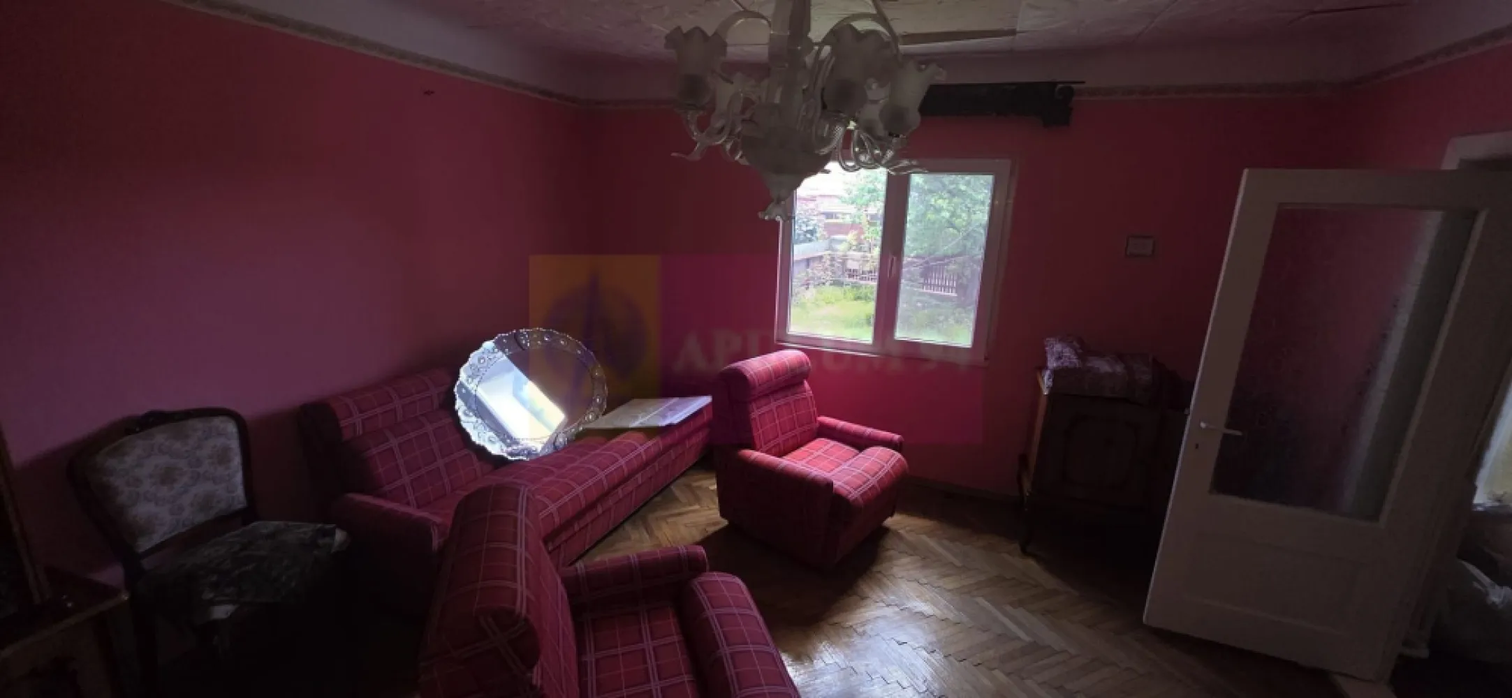 Casa cu 5 camere de vanzare in Breaza - Casă și curte proprie în Breaza – la preț de apartament!

Agentia Imobiliară Mervani vă propune spre vânzare o proprietate situată în Breaza, ideală pentru cei care își doresc avantajele unei case pe pământ, cu curte proprie și acces direct din stradă asfaltată, la un preț comparabil cu cel al unui apartament.

Proprietatea dispune de un teren drept în suprafață de 379 mp și de o locuință cu suprafața construită desfășurată de 221 mp. Casa a fost edificată în anul 1960 și extinsă în ultrior, oferind multiple posibilități de utilizare.

Construcția, dispusă pe parter și pod, este compartimentată astfel:

 hol;
 cameră de zi;
 2 dormitoare;
 baie;
 cămară;
 bucătărie în care este montată centrala termică pe gaz.

Locuința beneficiază de încălzire prin calorifere alimentate de centrala termică proprie.

Extinderea realizată în anul 2005, cu acces separat față de construcția inițială și fără comunicare interioară între cele două corpuri, este compartimentată astfel:

Parter:
 bucătărie;
 spațiu rezultat din transformarea fostului garaj;
 terasă acoperită.

Etaj mansardat:
 hol;
 dormitor;
 grup sanitar.

Casa este construită pe fundație din beton, cu pereți din cărămidă, planșeu din lemn cu tencuială și pod din lemn. Acoperișul este realizat din tablă galvanizată, iar tâmplăria este parțial din PVC cu geam termopan.

Proprietatea beneficiază de branșamente la gaze naturale, energie electrică și canalizare. Alimentarea cu apă se face din fântână proprie, echipată cu hidrofor.

Deși necesită lucrări de renovare și îmbunătățire a confortului, această proprietate reprezintă o oportunitate excelentă pentru cei care caută o casă cu teren propriu în Breaza, la un preț accesibil, cu potențial de amenajare după propriul gust.

Dacă îți dorești să schimbi apartamentul cu o locuință pe pământ, unde să te bucuri de propria curte, de liniște și de aerul curat specific stațiunii Breaza, această proprietate merită văzută.

Pentru informații suplimentare și programarea unei vizionări, contactați Agenția Imobiliară Mervani – 0729 935 536.