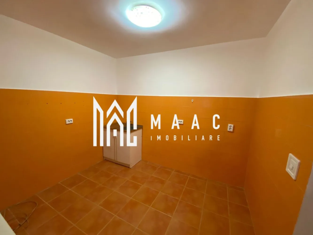 Apartament 1 camera | Etaj 2 | 45mp | Strand - MAAC Imobiliare vă ofera spre vânzare un apartament cu 1 camera, situat într-un cartier rezidențial liniștit, cu construcții noi, în apropierea Parcurilor Belvedere și Sub Arini. 

Apartamentul beneficiază de un loc de parcare privat.

Tip imobil: Apartament semidecomandat
An construcție: 2012
Etaj: 2/4
Suprafață utilă: 45 mp
Balcon: închis
Încălzire: Centrală proprie
Baie: Complet utilată

Avantaje:
Locație excelentă: Aproape de Parcul Belvedere și Parcul Sub Arini
Loc de parcare privat.

Cartier rezidențial: Zonă liniștită, cu acces rapid la centre comerciale, școli și transport public
Acest apartament este ideal pentru o persoană sau un cuplu.

Pentru mai multe detalii sau pentru a programa o vizionare va rugam sepcificati telefonic ID: CP2258112
