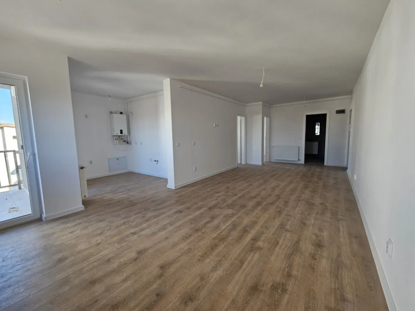 Ansamblu Doamna Stanca, Sibiu - Situat într-o zonă foarte bine conectată la principalele puncte de interes ale orașului, noul ansamblu rezidențial oferă apartamente moderne, bine compartimentate și gândite pentru un stil de viață confortabil și practic. Prima etapă a proiectului cuprinde 3 imobile cu regim de înălțime P+6, fiecare având doar 4 apartamente pe etaj – un detaliu care asigură intimitate și confort. Parterul este rezervat spațiilor comerciale, pentru un plus de accesibilitate în viața de zi cu zi. Ansamblul oferă apartamente bine dimensionate, cu 3 și 4 camere, în multiple variante funcționale, concepute astfel încât să răspundă nevoilor unei vieți urbane active. Locuințele se predau la un stadiu de semifinisat avansat, echipate cu centrală termică individuală în condensație și toate utilitățile contorizate separat. La cerere, există și opțiunea de predare finisată la cheie.