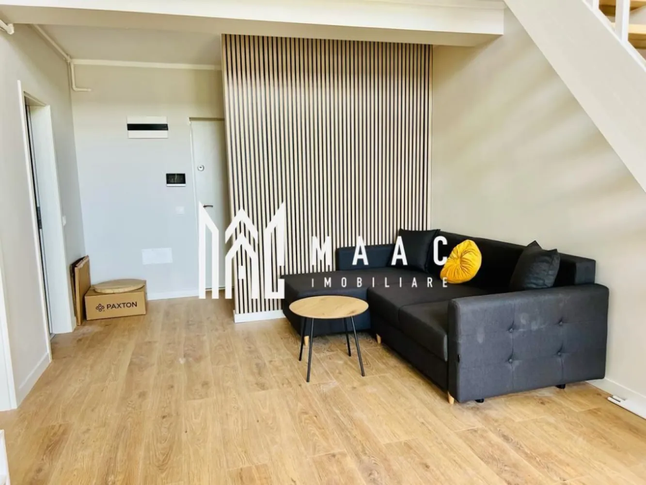 Apartament 4 camere | La alb | Cartier reziential | 100 MP - MAAC Imobiliare vă propune spre vânzare un apartament spațios cu 4 camere, situat în zona de Vest a Sibiului, în cartierul rezidențial DaVinci Homes.

Menționăm că fotografiile afișate sunt orientative și ilustrează varianta de predare la cheie, disponibilă opțional, contra cost.

Caracteristici:
Unitate locativă cu 4 camere, predată la alb, cu opțiunea de finisare completă (200 euro/mp)
Suprafață utilă de 101.9 mp
Logie de 8 mp cu panorama orientată către munți
Poziționat la etajul 2 al unui imobil cu doar două niveluri
Living cu înălțime de 5,6 m, oferind un efect spectaculos de spațiu și lumină
Încălzire în pardoseală pentru un confort termic optim
Două băi
Loc de parcare inclus în preț
Orientare sudică, ce asigură luminozitate pe tot parcursul zilei
Dotări moderne, precum jaluzele electrice
Izolație exterioară cu vată bazaltică
Logie realizată cu sticlă securizată și sistem de captare a apelor pluviale
Spații comune finisate la standard înalt, casa scării având placaje din granit

Beneficii ale ansamblului DaVinci Homes:
Procent mare de spații verzi – 45% din suprafața totală
Fațade realizate cu materiale durabile și estetice: larice siberian și piatră naturală
Locuri de joacă sigure, amenajate de dezvoltator
Acces rapid și fluent
Patru rute de acces către cartier.
Pentru mai multe detalii precizati telefonic ca ati vazut anuntul cu ID: CP2851380