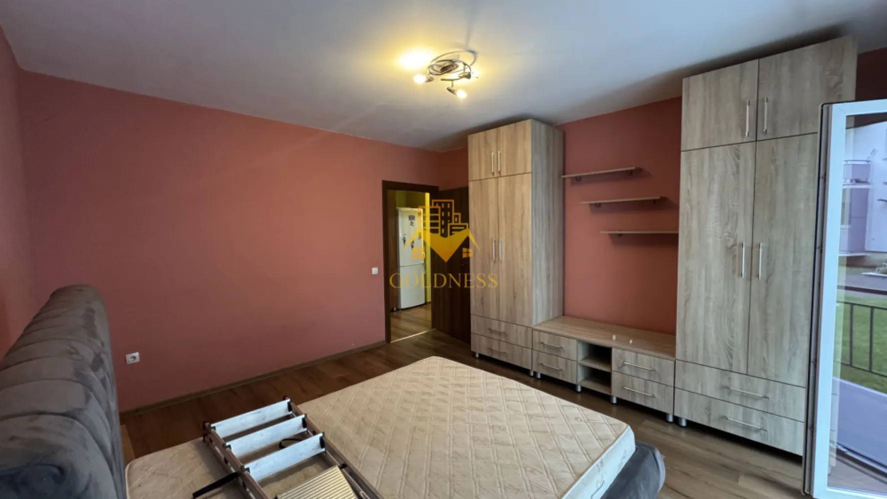 1 camera, mobilat modern, terasa, Junior Residence, Marasti - GOLDNESS Imobiliare vă propune spre închiriere un apartament cu 1 camera complet mobilat și utilat, la Parter într-un imobil de 5 etaje, în cartierul, Cartierul Marasti . Apartamentul este compartimentat astfel:
 - dormitor cu pat, dulap pentru hainte, 
 - bucatarie mobilata, utilata cu loc de servit masa, TV
 - bucatarie complet mobilata, utilata, loc de luat masa
 - baie cu vana, calorifer port prosop inox și dulap pentru depozitare.
 - terasa de 6 mp.
Posibilitate de parcare in zona!

Imobilul este dotat cu toate cele necesare- centrală proprie - calorifere, mașină de spălat haine, frigider, aragaz, hotă, TVetc. 
Se află în apropierea stațiilor de transport în comun spre orice parte din oras (bus/ troleibuz) , magazine, restaurante, spații verzi, farmacii, etc. 

Dacă sunteți interesați de acest apartament și doriți să îl vizionați, dar și pentru alte oferte sau detalii nu ezitați să ne contactați telefonic sau prin e-mail - goldnessimobiliare@gmail.com. Vă stăm la dispoziție!