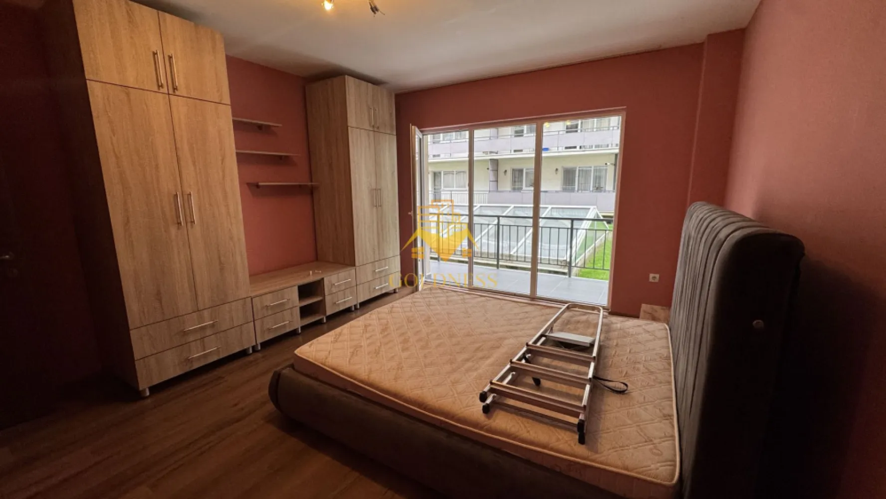 1 camera, mobilat modern, terasa, Junior Residence, Marasti - GOLDNESS Imobiliare vă propune spre închiriere un apartament cu 1 camera complet mobilat și utilat, la Parter într-un imobil de 5 etaje, în cartierul, Cartierul Marasti . Apartamentul este compartimentat astfel:
 - dormitor cu pat, dulap pentru hainte, 
 - bucatarie mobilata, utilata cu loc de servit masa, TV
 - bucatarie complet mobilata, utilata, loc de luat masa
 - baie cu vana, calorifer port prosop inox și dulap pentru depozitare.
 - terasa de 6 mp.
Posibilitate de parcare in zona!

Imobilul este dotat cu toate cele necesare- centrală proprie - calorifere, mașină de spălat haine, frigider, aragaz, hotă, TVetc. 
Se află în apropierea stațiilor de transport în comun spre orice parte din oras (bus/ troleibuz) , magazine, restaurante, spații verzi, farmacii, etc. 

Dacă sunteți interesați de acest apartament și doriți să îl vizionați, dar și pentru alte oferte sau detalii nu ezitați să ne contactați telefonic sau prin e-mail - goldnessimobiliare@gmail.com. Vă stăm la dispoziție!
