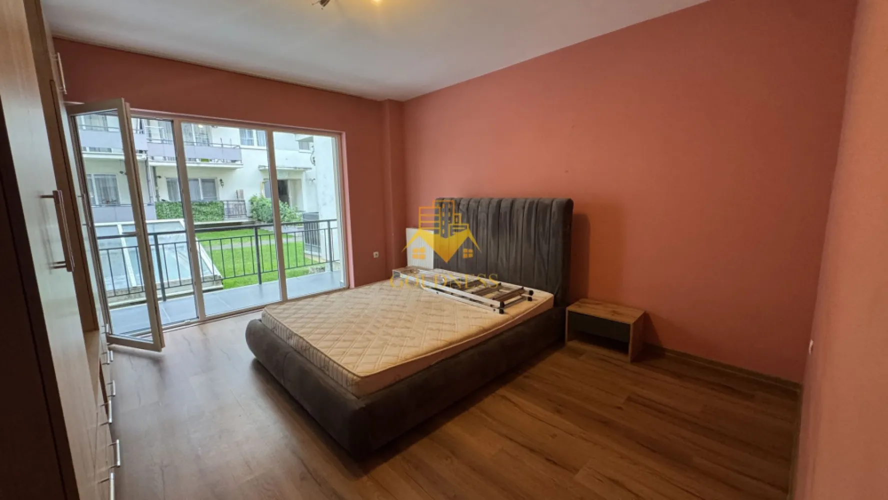 1 camera, mobilat modern, terasa, Junior Residence, Marasti - GOLDNESS Imobiliare vă propune spre închiriere un apartament cu 1 camera complet mobilat și utilat, la Parter într-un imobil de 5 etaje, în cartierul, Cartierul Marasti . Apartamentul este compartimentat astfel:
 - dormitor cu pat, dulap pentru hainte, 
 - bucatarie mobilata, utilata cu loc de servit masa, TV
 - bucatarie complet mobilata, utilata, loc de luat masa
 - baie cu vana, calorifer port prosop inox și dulap pentru depozitare.
 - terasa de 6 mp.
Posibilitate de parcare in zona!

Imobilul este dotat cu toate cele necesare- centrală proprie - calorifere, mașină de spălat haine, frigider, aragaz, hotă, TVetc. 
Se află în apropierea stațiilor de transport în comun spre orice parte din oras (bus/ troleibuz) , magazine, restaurante, spații verzi, farmacii, etc. 

Dacă sunteți interesați de acest apartament și doriți să îl vizionați, dar și pentru alte oferte sau detalii nu ezitați să ne contactați telefonic sau prin e-mail - goldnessimobiliare@gmail.com. Vă stăm la dispoziție!