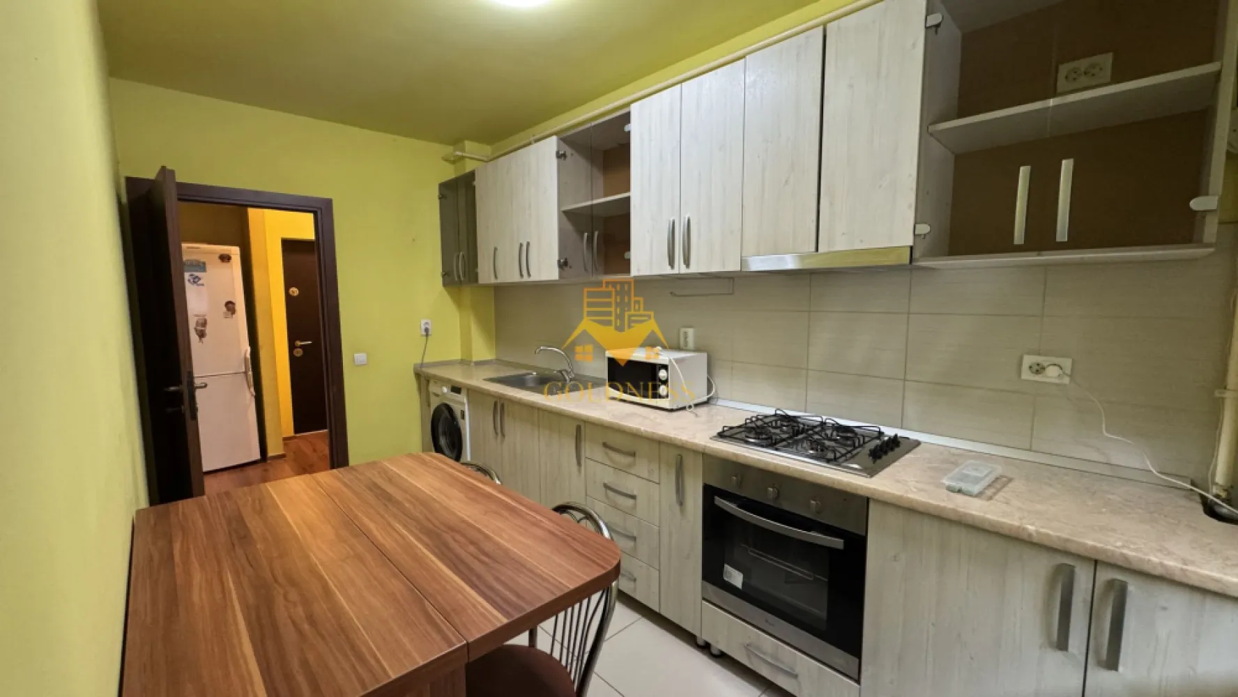 1 camera, mobilat modern, terasa, Junior Residence, Marasti - GOLDNESS Imobiliare vă propune spre închiriere un apartament cu 1 camera complet mobilat și utilat, la Parter într-un imobil de 5 etaje, în cartierul, Cartierul Marasti . Apartamentul este compartimentat astfel:
 - dormitor cu pat, dulap pentru hainte, 
 - bucatarie mobilata, utilata cu loc de servit masa, TV
 - bucatarie complet mobilata, utilata, loc de luat masa
 - baie cu vana, calorifer port prosop inox și dulap pentru depozitare.
 - terasa de 6 mp.
Posibilitate de parcare in zona!

Imobilul este dotat cu toate cele necesare- centrală proprie - calorifere, mașină de spălat haine, frigider, aragaz, hotă, TVetc. 
Se află în apropierea stațiilor de transport în comun spre orice parte din oras (bus/ troleibuz) , magazine, restaurante, spații verzi, farmacii, etc. 

Dacă sunteți interesați de acest apartament și doriți să îl vizionați, dar și pentru alte oferte sau detalii nu ezitați să ne contactați telefonic sau prin e-mail - goldnessimobiliare@gmail.com. Vă stăm la dispoziție!